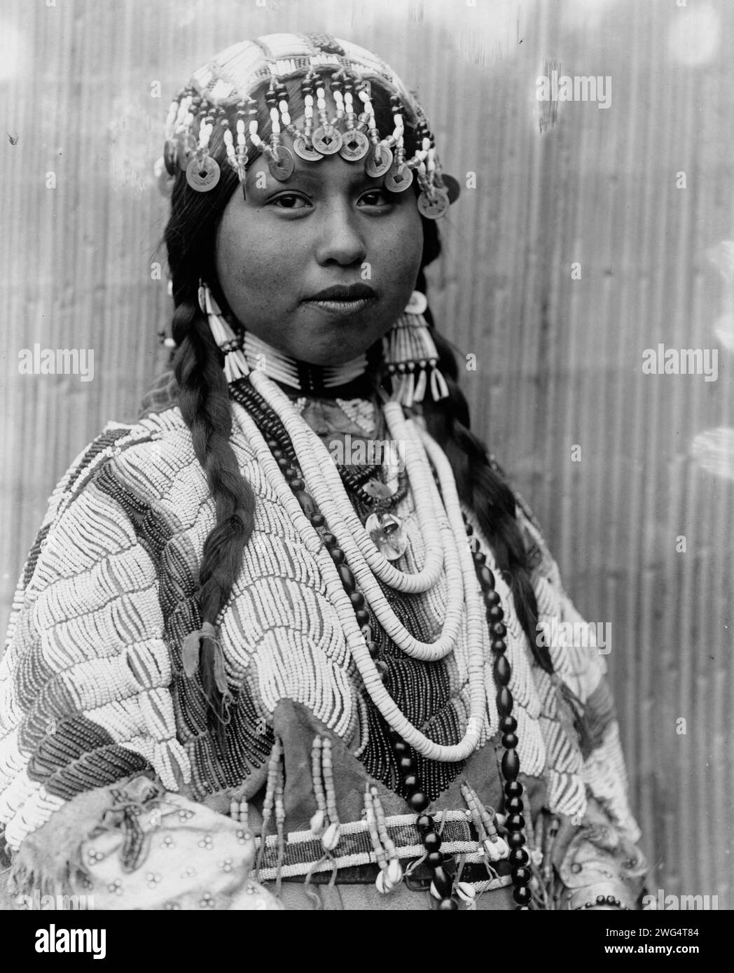  Chinese woman sewing Black and White Stock Photos & Images - Alamy