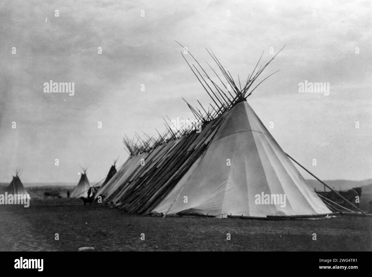 Sweat lodge first nation Black and White Stock Photos & Images - Alamy