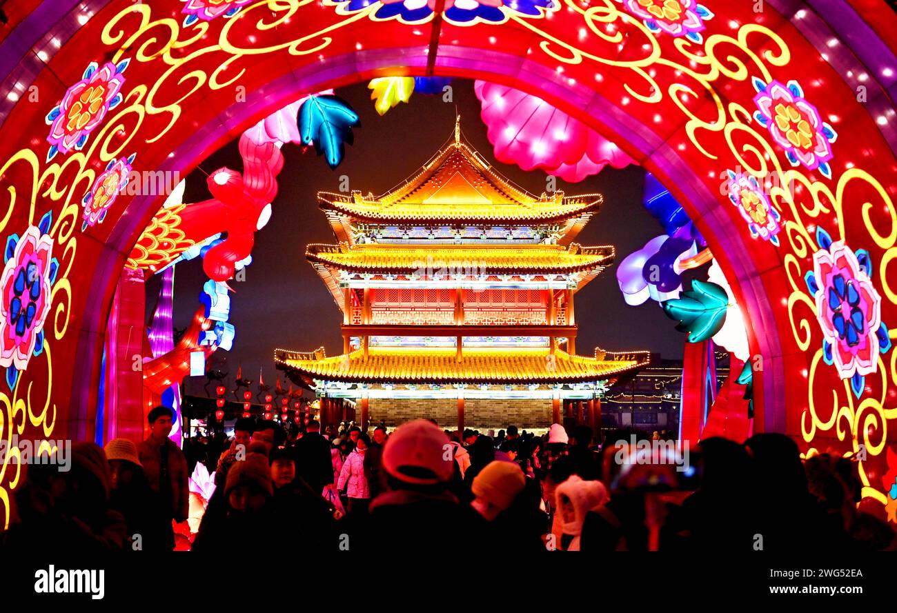 Xi An China S Shaanxi Province 2nd Feb 2024 Tourists Walk Amid   Xian Chinas Shaanxi Province 2nd Feb 2024 Tourists Walk Amid Light Decorations On The City Wall Of Xian Capital Of Northwest Chinas Shaanxi Province Feb 2 2024 The 2024 Changan Light Show Started In Xian On Friday Thousands Of Lights And Lanterns Decorated Many Places Of Interests In The City Including The City Wall The Tang Paradise Complex And The Daming Palace National Heritage Park Credit Zou Jingyixinhuaalamy Live News 2WG52EA 