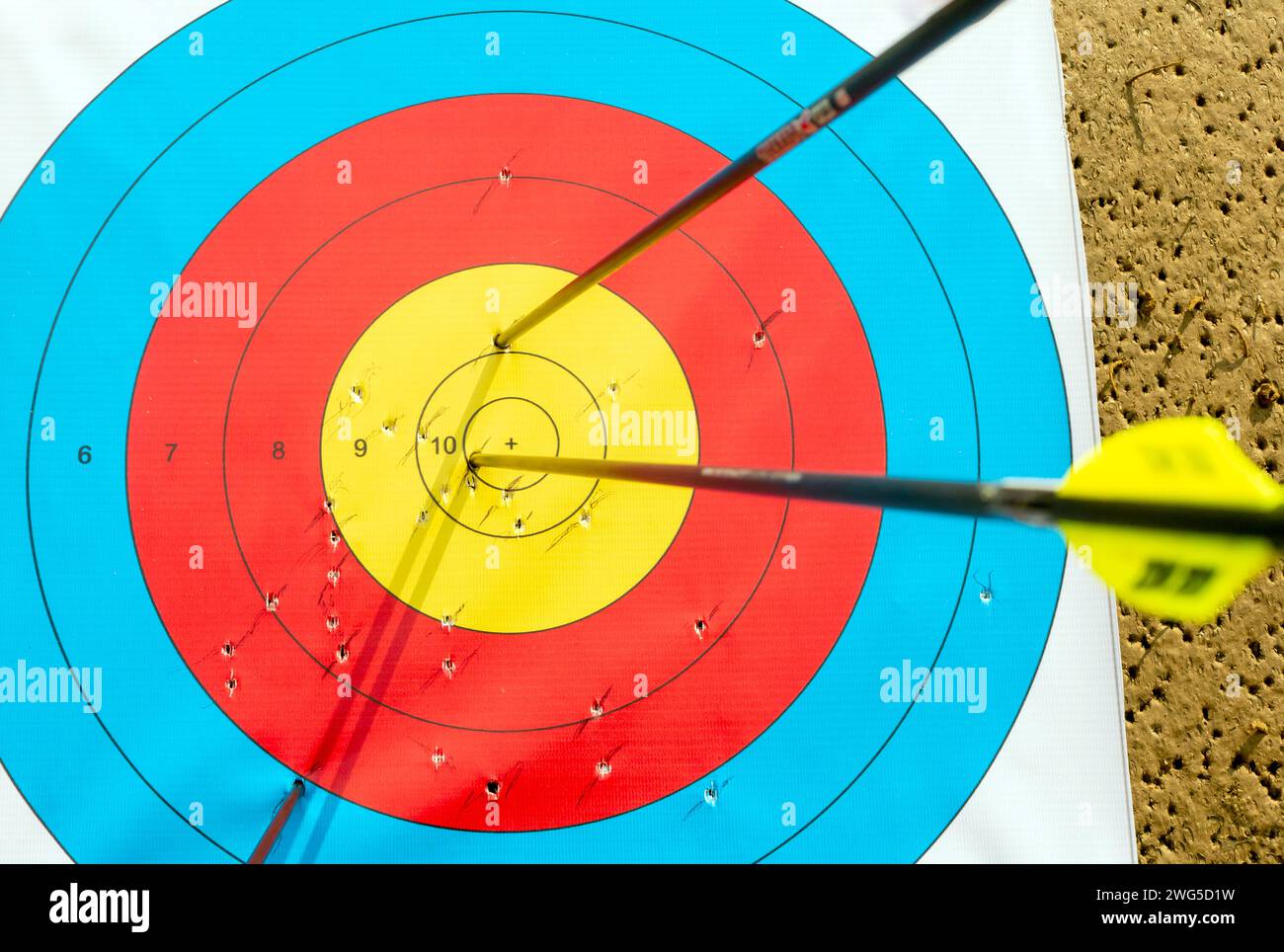 Many arrows hitting the archery target, bulls eye Stock Photo Alamy
