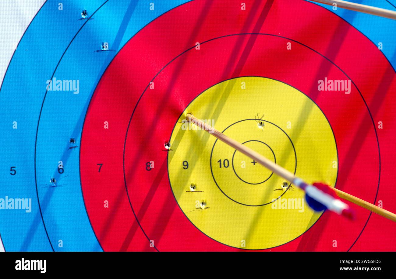 Many arrows hitting the archery target, bulls eye Stock Photo Alamy