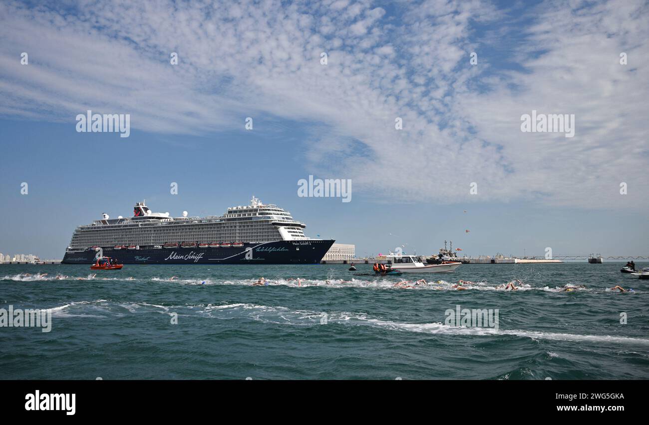 (240203) DOHA, Feb. 3, 2025 (Xinhua) Athletes swim during the