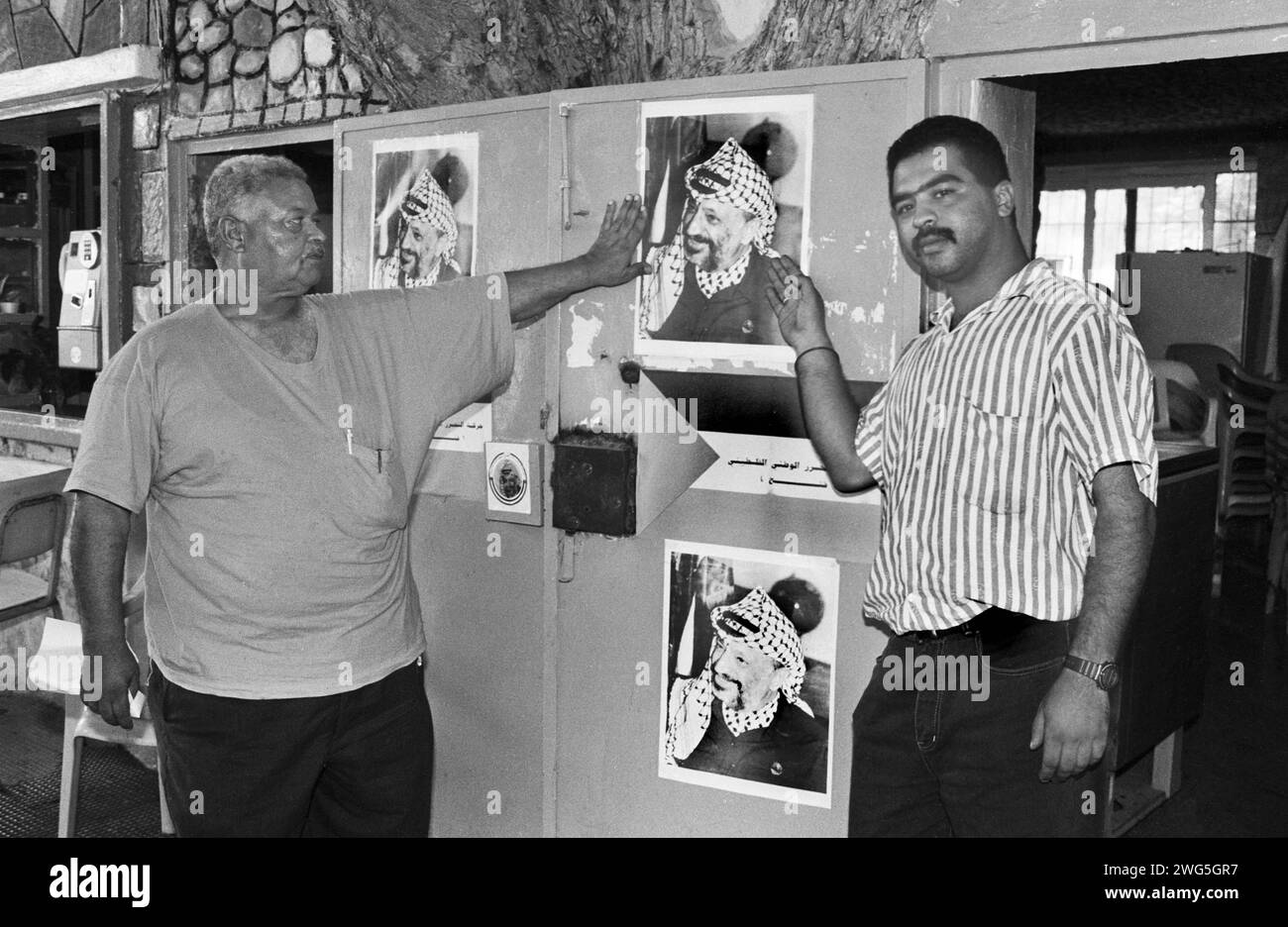 Palaestina, Gaza, 23.09.1993 Archiv.: 43-44-07 Stadtfotos Gaza Foto: Maenner im CafÃ vor Arafat-Foto Stadtfotos Gaza *** Palestine, Gaza, 23 09 1993 Archive 43 44 07 City photos Gaza Photo men in café in front of Arafat Photo city photos Gaza Stock Photo