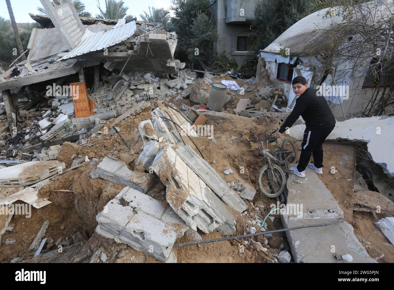Palestinians inspect the damage in the buildings, after an overnight Israeli strike in Dair El-Balah Palestinians inspect the damage in the buildings, after an overnight Israeli strike in Dair El-Balah on February 03, 2024. Photo by Omar Ashtawy apaimages Dair El-Balah Gaza Strip Palestinian Territory 030224 Dair EL-Balah OSH 004 Copyright: xapaimagesxOmarxAshtawyxxapaimagesx Stock Photo