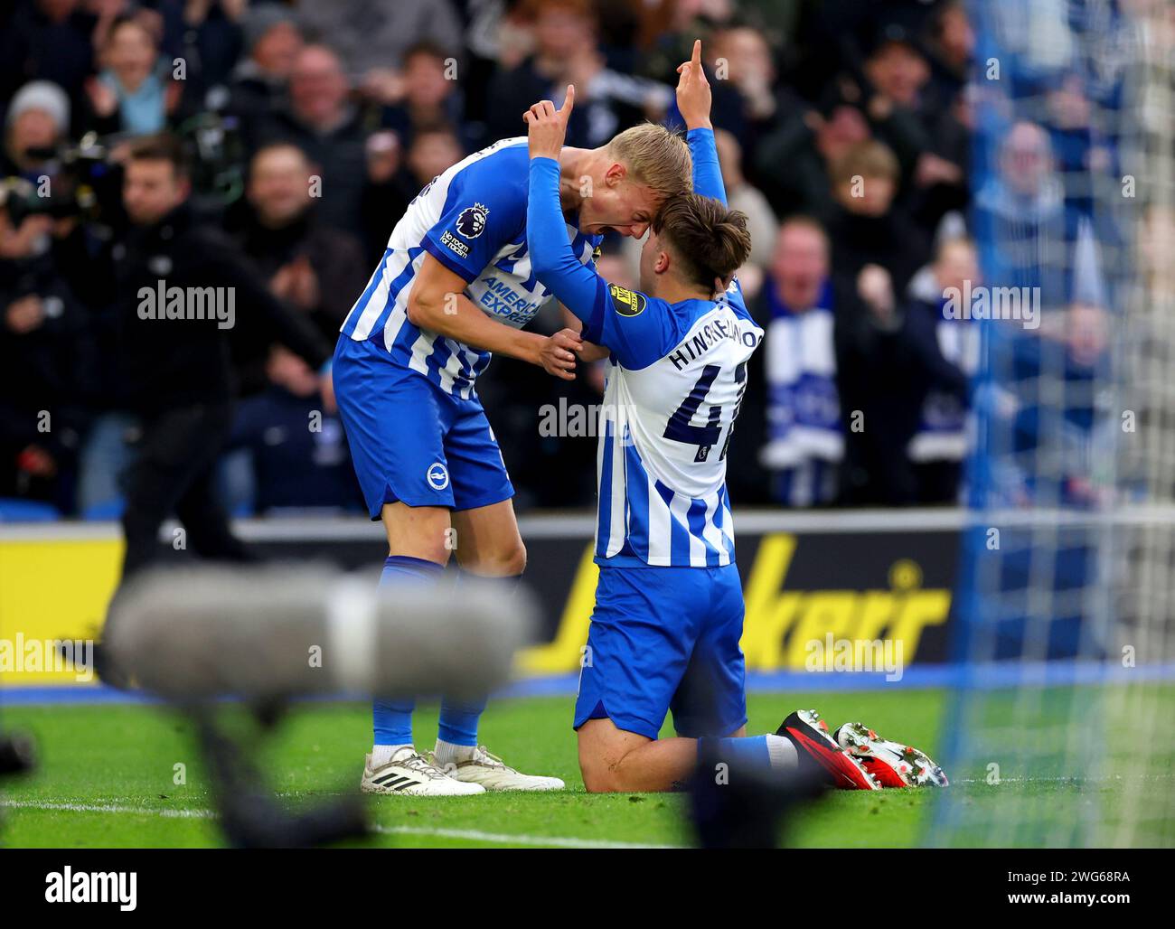 Brighton and Hove Albion’s Jack Hinshelwood (right) celebrates 