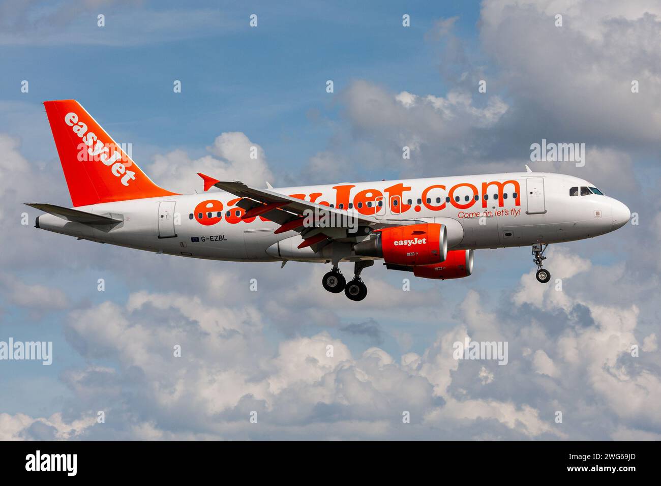 Easyjet airbus a319 100 hi-res stock photography and images - Alamy