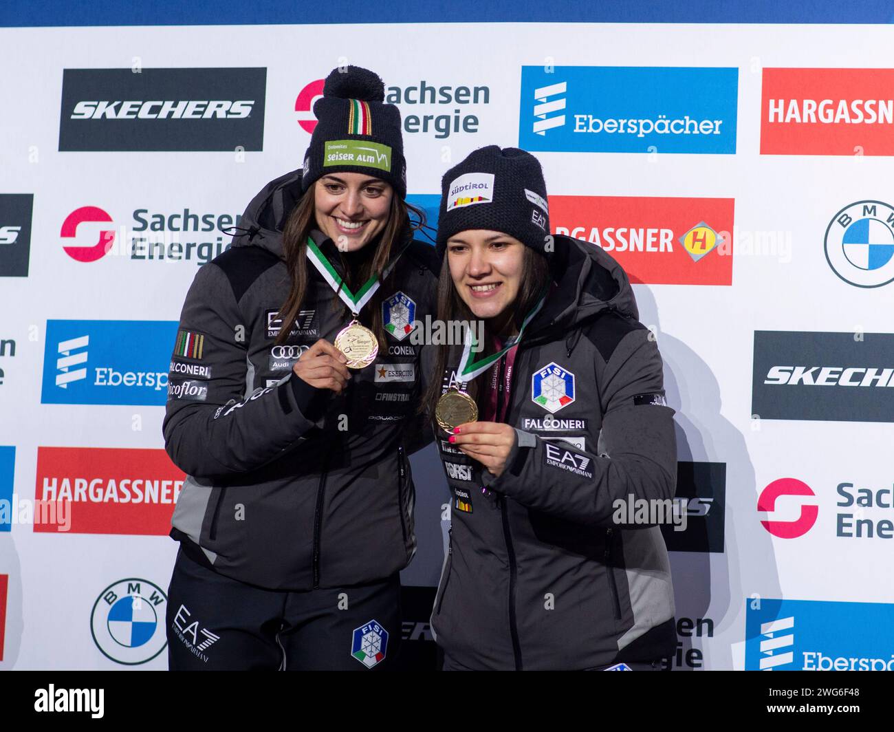 Andrea Voetter, Marion Oberhofer (Italien) jubeln bei der Siegerehrung