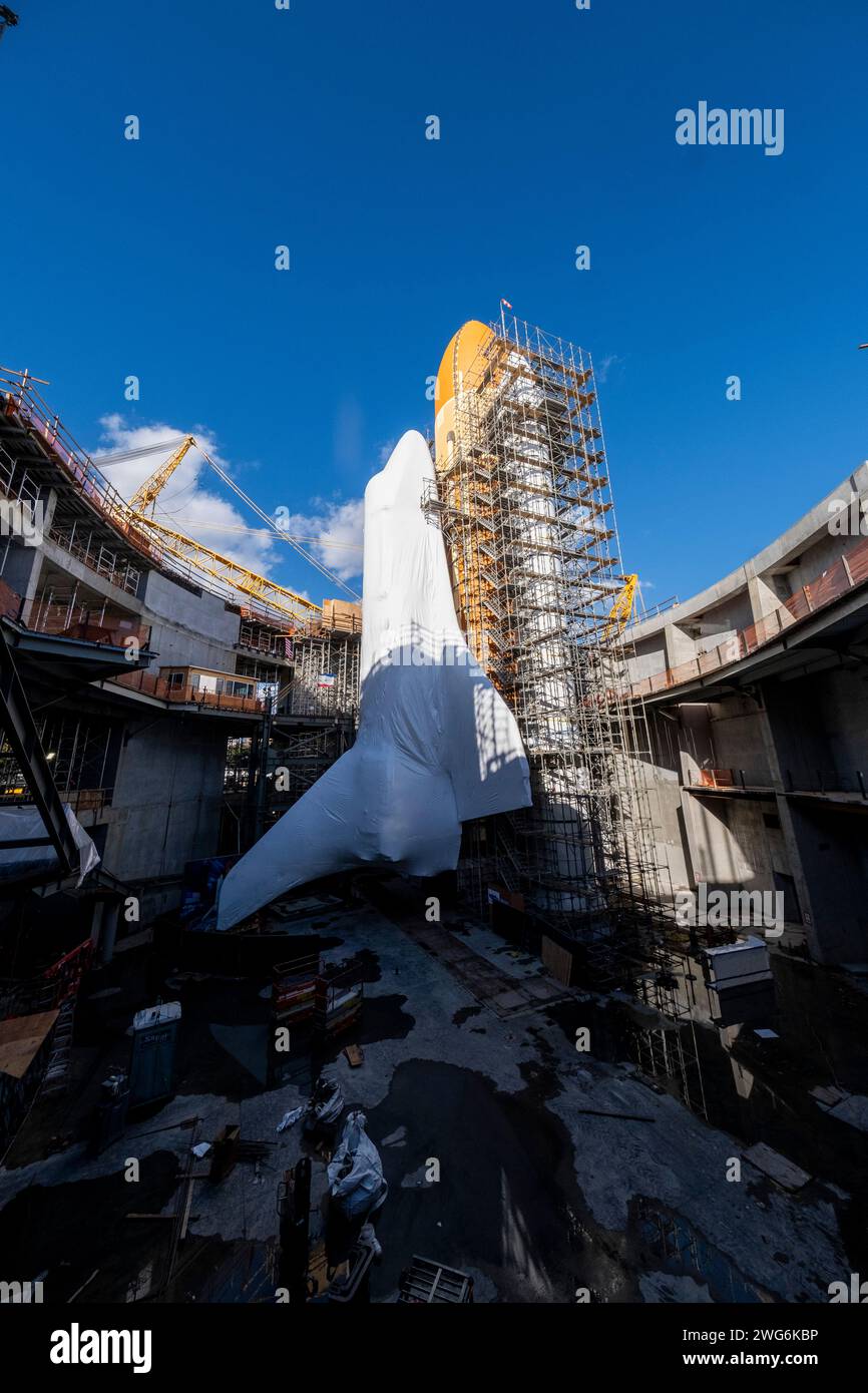 Space Shuttle Endeavour is seen in vertical launch configuration with its two solid rocket boosters and external fuel tank 94 (ET-94) at the Samuel Oschin Air and Space Center construction site at The California Science Center in Los Angeles. Stock Photo