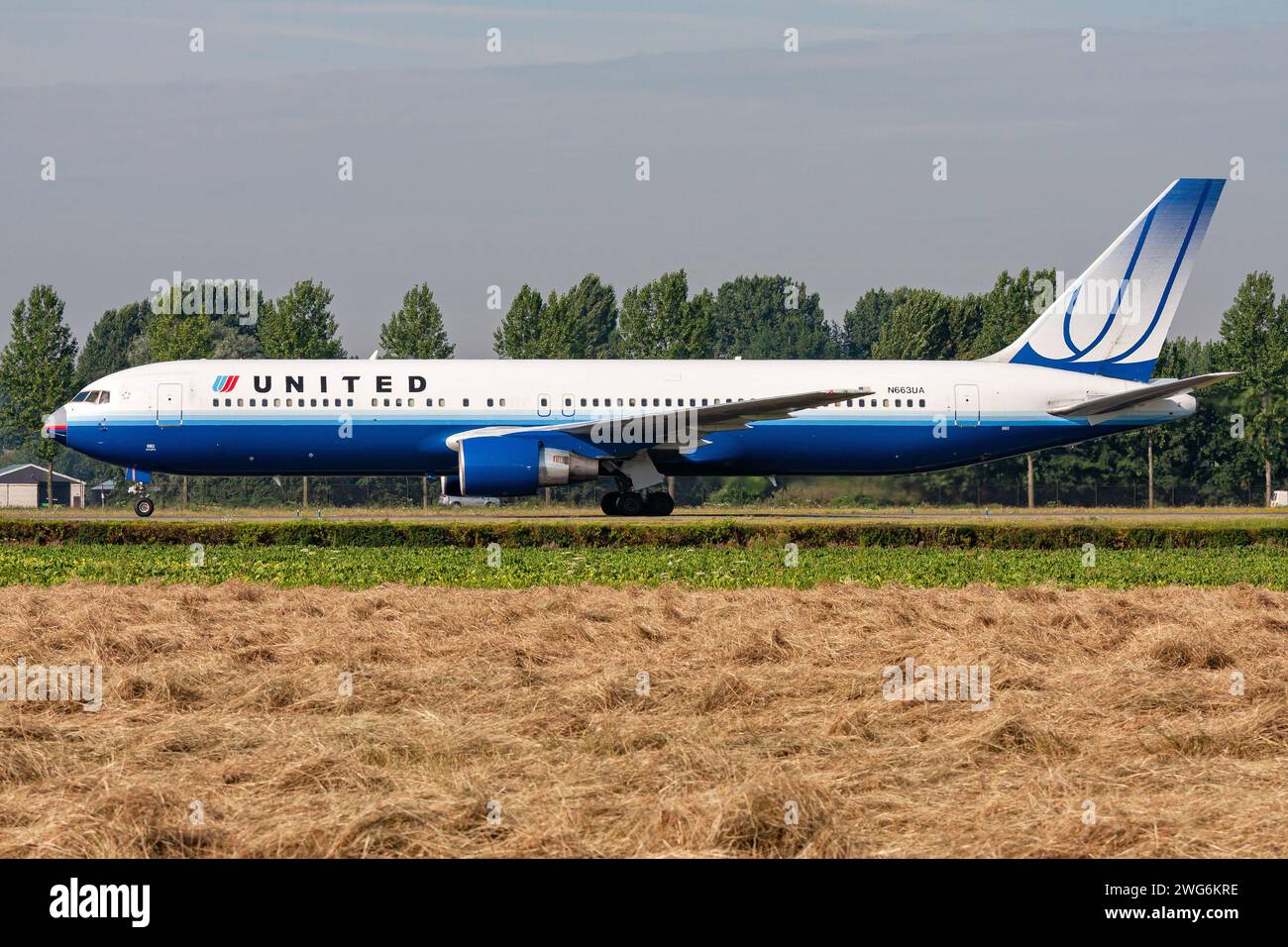 United_Airlines_Boeing_767-300