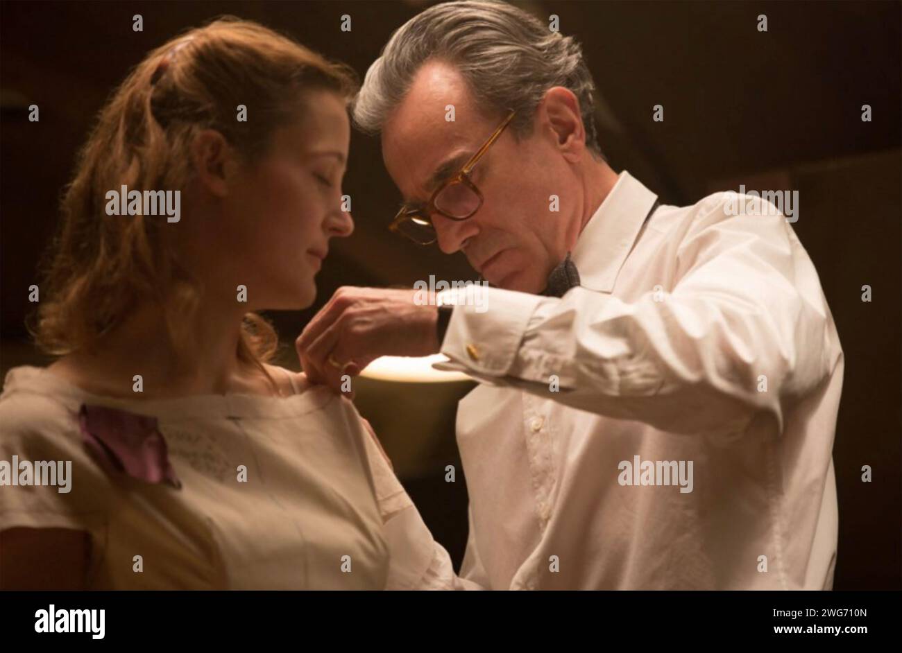 PHANTOM THREAD  2017 Universal Pictures film with Daniel Day-Lewis as Reynolds Woodcock and Vicky Krieps as Alma Elson Stock Photo