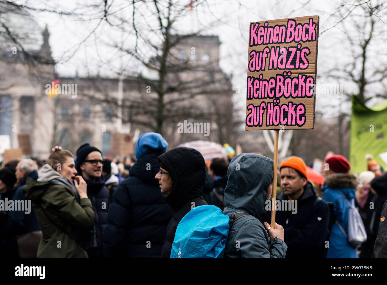 150.000 Menschen versammeln sich vor dem Bundestag in Berlin um eine menschliche Mauer gegen den Rechtsruck in der Gesellschaft zu ziehen. Motto: Wir sind die Brandmauer - bezugnehmend auf eine Recherche von Correctiv - 03.02.2024 in Berlin Deutschland Demonstranten und Schild Keinen Bock auf Nazis keine Böcke auf Höcke *** 150,000 people gather in front of the Bundestag in Berlin to build a human wall against the shift to the right in society Motto Wir sind die Brandmauer referring to a research by Correctiv 03 02 2024 in Berlin Germany Demonstrators and sign Keinen Bock auf Nazis keine Böcke Stock Photo