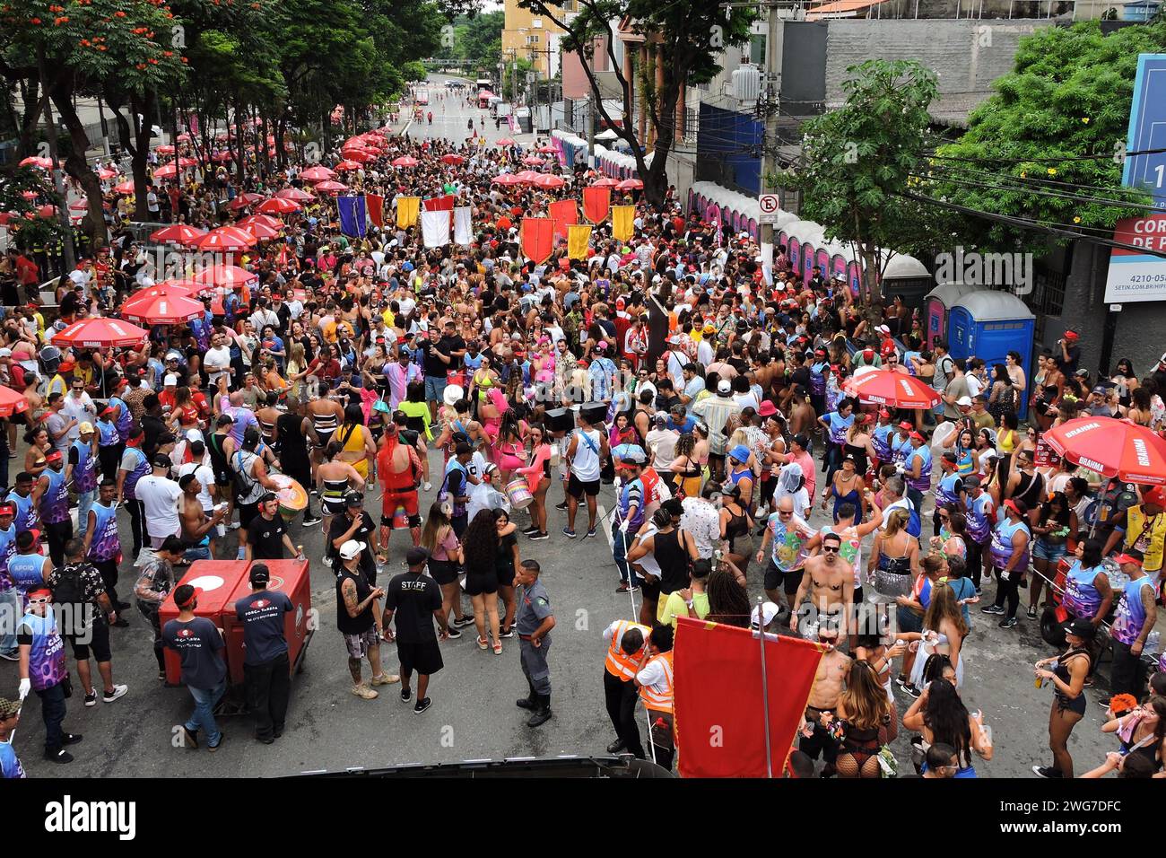 Sao Paulo, Sao Paulo, Brasil. 3rd Feb, 2024. Sao Paulo (SP), 03/02/2024 - CULTURA/CARNAVAL DE RUA/BLOCOS - O tradicional bloco Casa Comigo fez o seu desfile de pre-carnaval na Avenida Henrique Schaumann, no bairro de Pinheiros, na tarde desse sabado. O bloco contou com apresentacao do cantor MC Buchecha, e muitos folioes. (Foto: Leandro Chemalle/Thenews2/Zumapress) (Credit Image: © Leandro Chemalle/TheNEWS2 via ZUMA Press Wire) EDITORIAL USAGE ONLY! Not for Commercial USAGE! Stock Photo