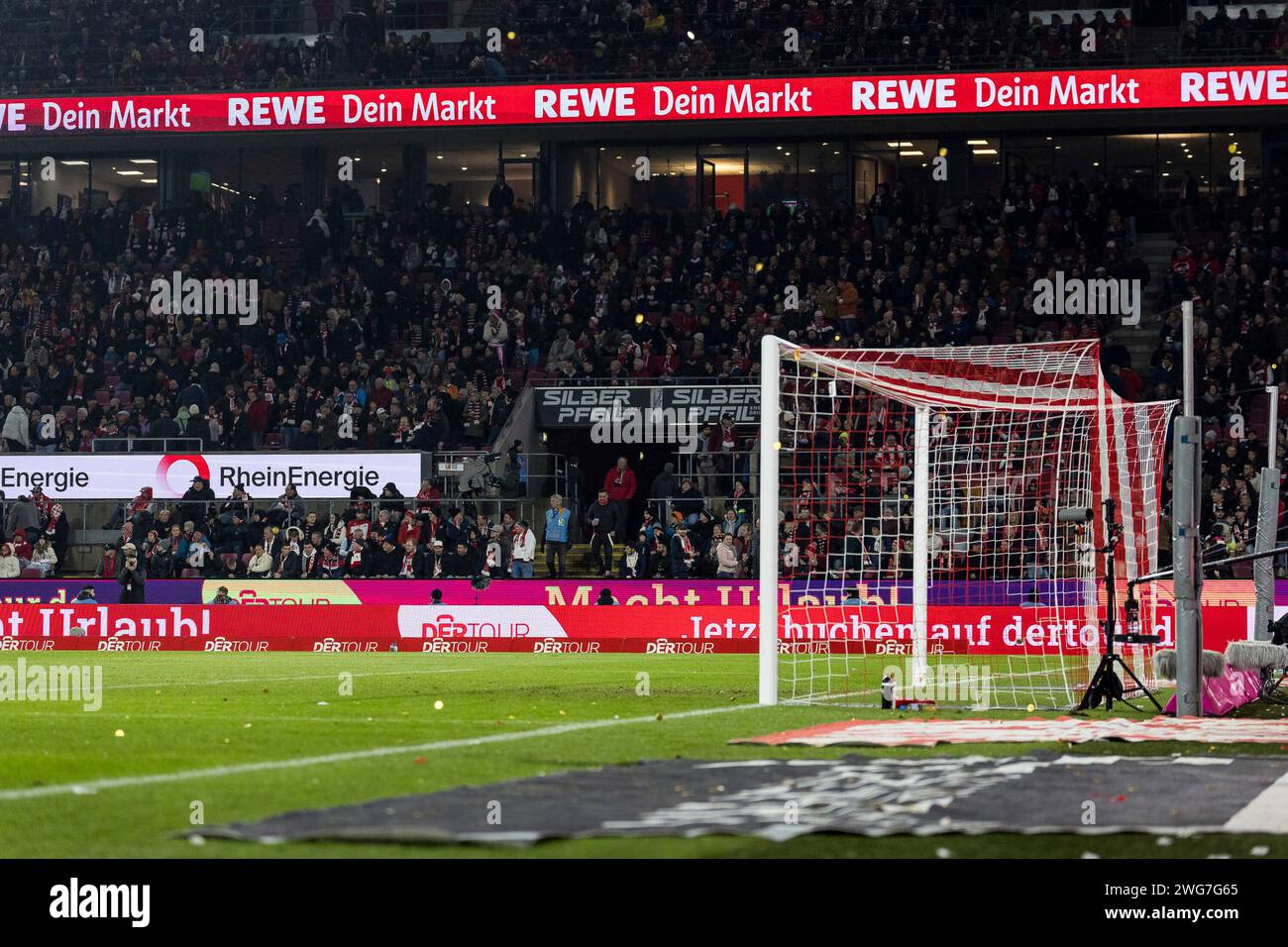 Aus der S?dkurve regnet es Schokotaler 1. Fu?ball Bundesliga, 1. FC K?ln - Eintracht Frankfurt, K?ln, Rheinenergiestadion DFL REGULATIONS PROHIBIT ANY USE OF PHOTOGRAPHS AS IMAGE SEQUENCES AND/OR QUASI-VIDEO. Stock Photo