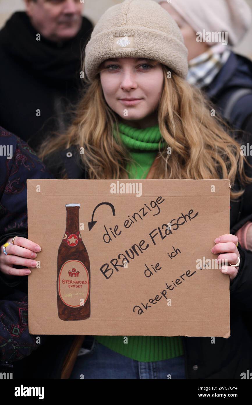 Eine Demonstrantin mit Schild Sternburg Export Die einzige braune Flasche die ich akzeptiere während einer Menschenkette gegen Rechtsextremismus um den Brandenburger Landtag in Potsdam, 3. Februar 2024. Menschenkette um Brandenburger Landtag *** A demonstrator with a sign Sternburg Export The only brown bottle I accept during a human chain against right-wing extremism around the Brandenburg state parliament in Potsdam, February 3, 2024 Human chain around the Brandenburg state parliament Stock Photo