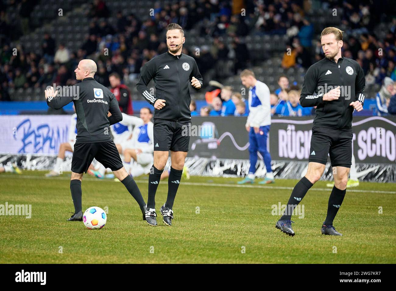 Berlin, Deutschland. 03rd Feb, 2024. Daniel Schlager (Schiedsrichter) mit Assistenten beim warm up, GER, Hertha BSC vs. Hamburger SV, Fussball Herren, 2. Bundesliga, Saison 2023/2024, 20. Spieltag, 03.02.2024. (DFL REGULATIONS PROHIBIT ANY USE OF PHOTOGRAPHS AS IMAGE SEQUENCES AND/ OR QUASI - VIDEO). Foto: Eibner-Pressefoto/ Claudius Rauch Credit: dpa/Alamy Live News Stock Photo