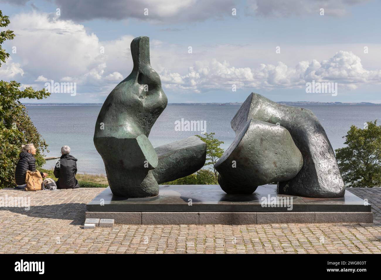 Louisiana Museum of Modern Art,  Skulptur von Henry Moore, 'Reclining Figure No. 5 (Seagrams), 1963-64  ***  Louisiana Museum of Modern Art, Skulptur Stock Photo