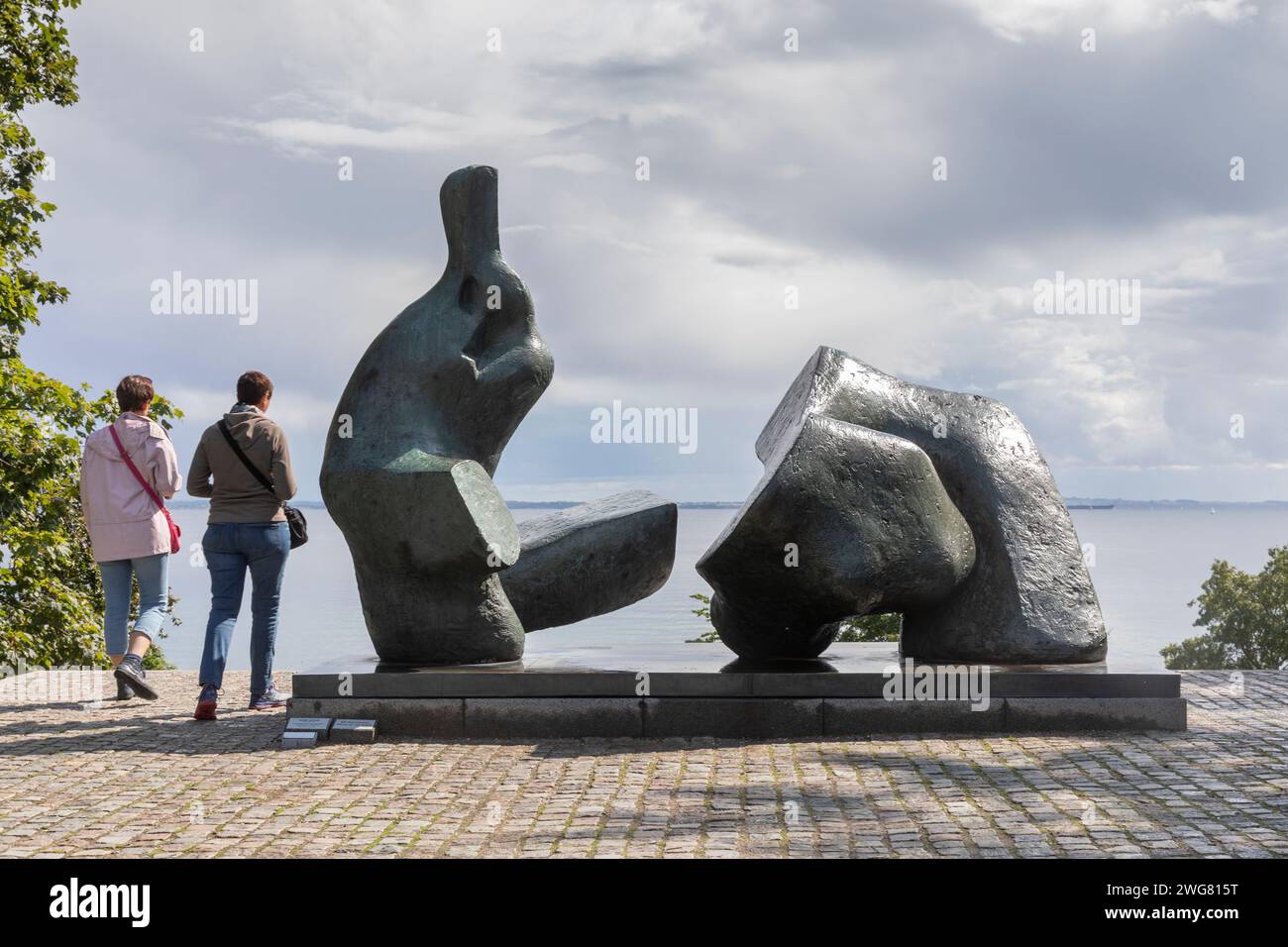 Louisiana Museum of Modern Art,  Skulptur von Henry Moore, 'Reclining Figure No. 5 (Seagrams), 1963-64  ***  Louisiana Museum of Modern Art, Skulptur Stock Photo