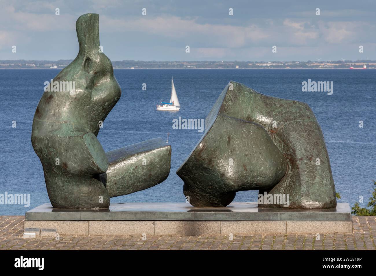 Louisiana Museum of Modern Art,  Skulptur von Henry Moore, 'Reclining Figure No. 5 (Seagrams), 1963-64  ***  Louisiana Museum of Modern Art, Skulptur Stock Photo