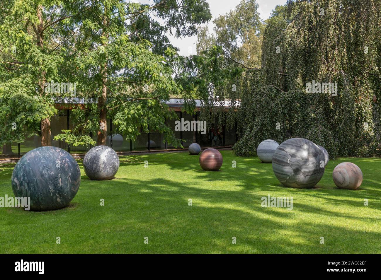 Louisiana Museum of Modern Art in Humlebaek Alicia Kwade, Pars Pro Toto, 2018,  8 stone globes perfectly round im Skulpturenpark des Museums *** Louis Stock Photo