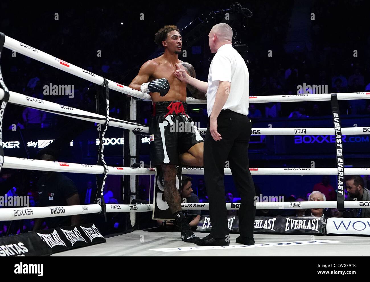 Khalid Rung Boxing referee joshua hi-res stock photography and images - Alamy