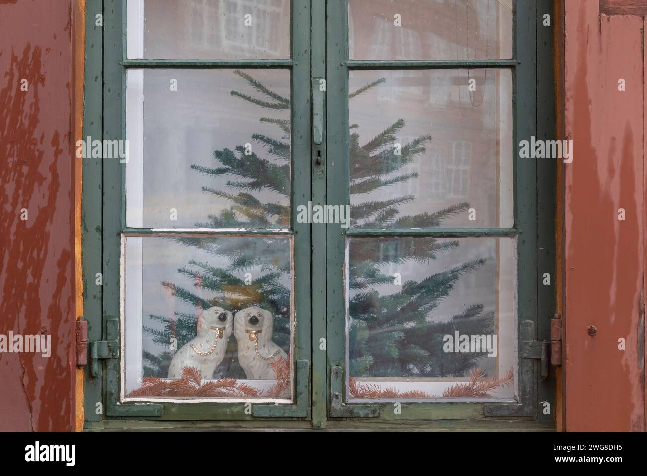 Nyboder ist ein historisches Reihenhausviertel. Das Wohnquartier mit den gelben ReihenhŠusern entstand im 17. Jh., zu einer Zeit, als der Wohnraum in Stock Photo