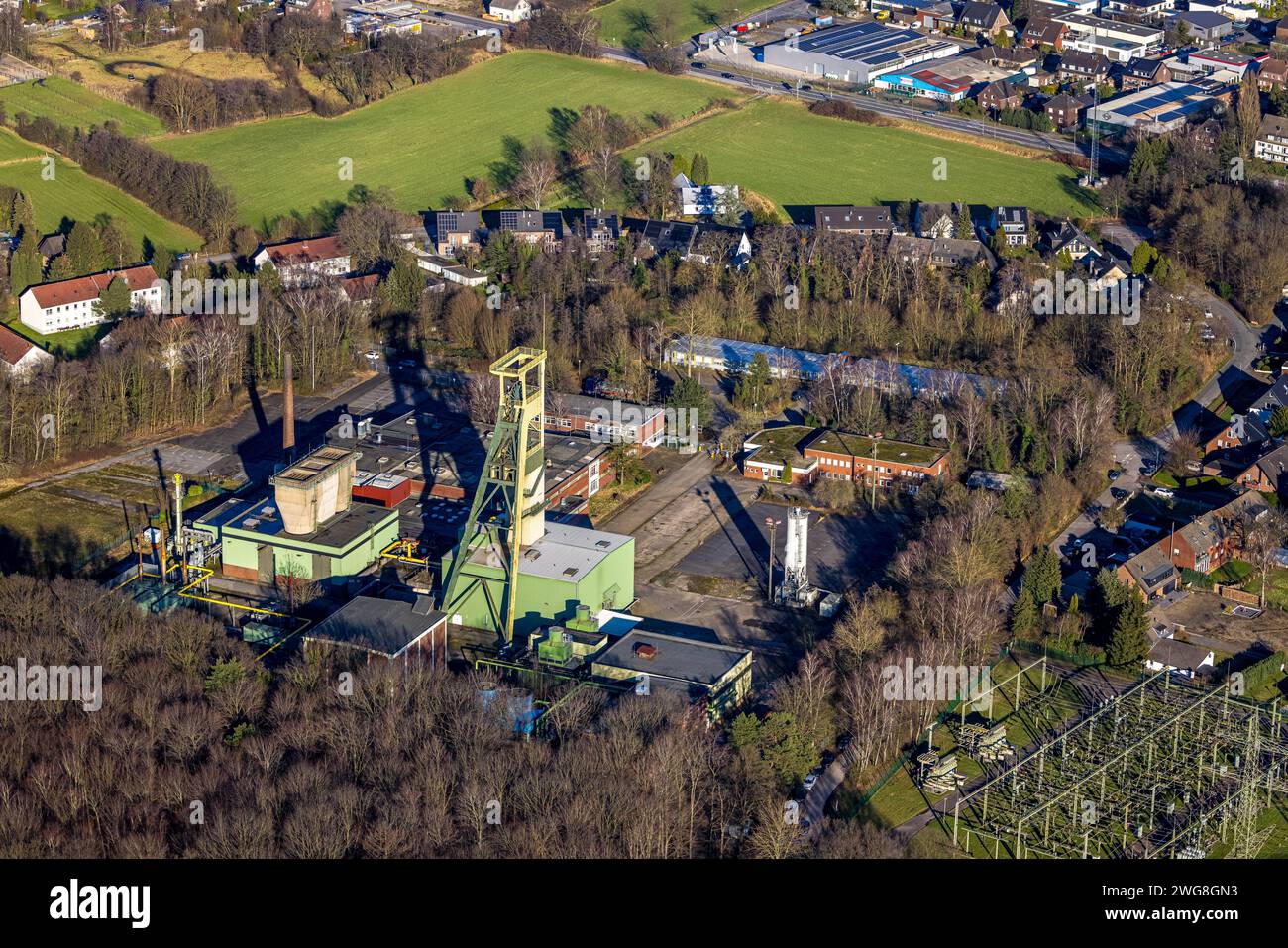 Luftbild, Schacht und Förderturm Prosper-Haniel 9, Container Flüchtlingsunterkunft, Kirchhellen-Süd, Bottrop, Ruhrgebiet, Nordrhein-Westfalen, Deutschland ACHTUNGxMINDESTHONORARx60xEURO *** Aerial view, shaft and winding tower Prosper Haniel 9, container refugee accommodation, Kirchhellen Süd, Bottrop, Ruhr area, North Rhine-Westphalia, Germany ATTENTIONxMINDESTHONORARx60xEURO Stock Photo