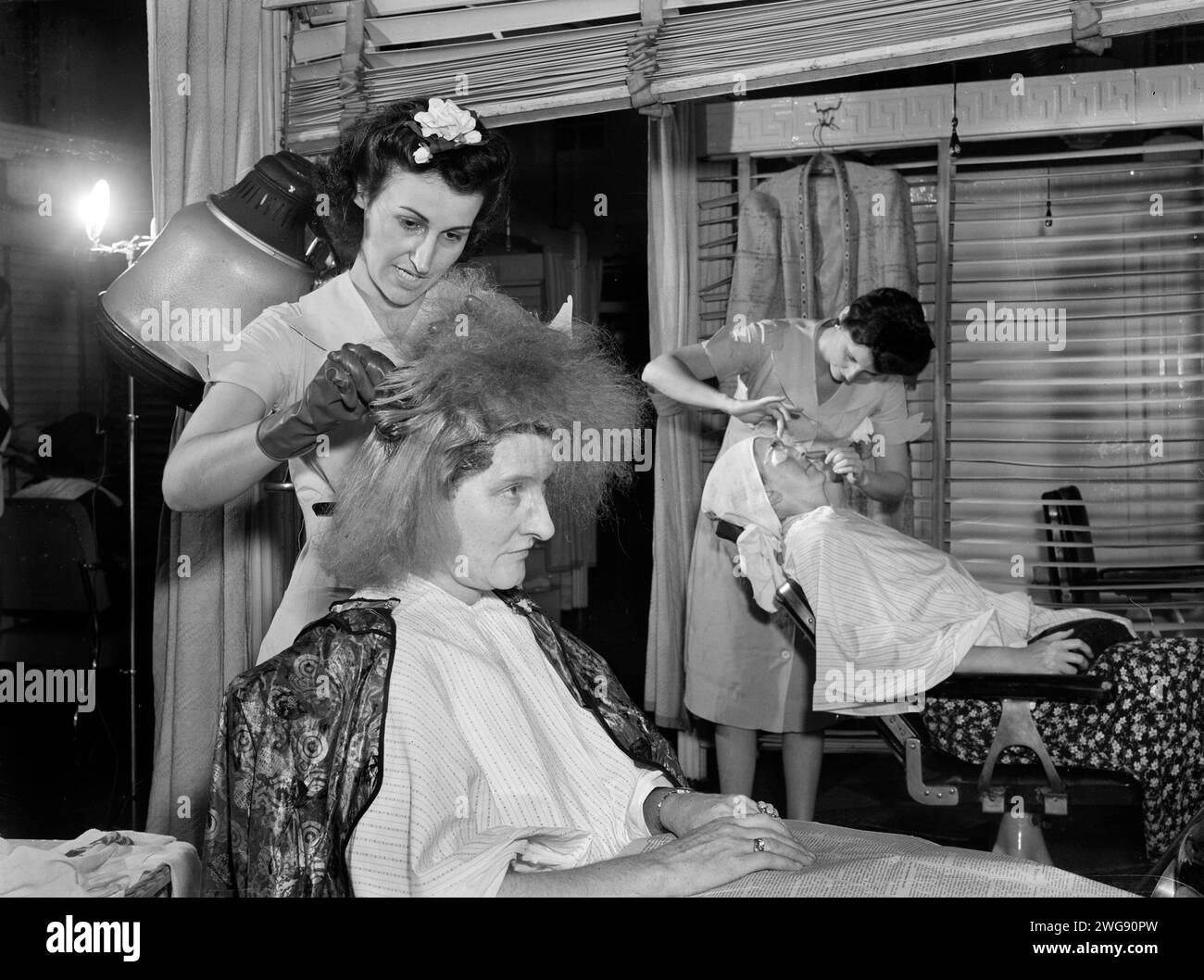 Woman getting her hair dyed, Francois de Paris Hair Salon, Eighth Street, New York City, New York, USA, Marjory Collins, U.S. Office of War Information, September 1942 Stock Photo