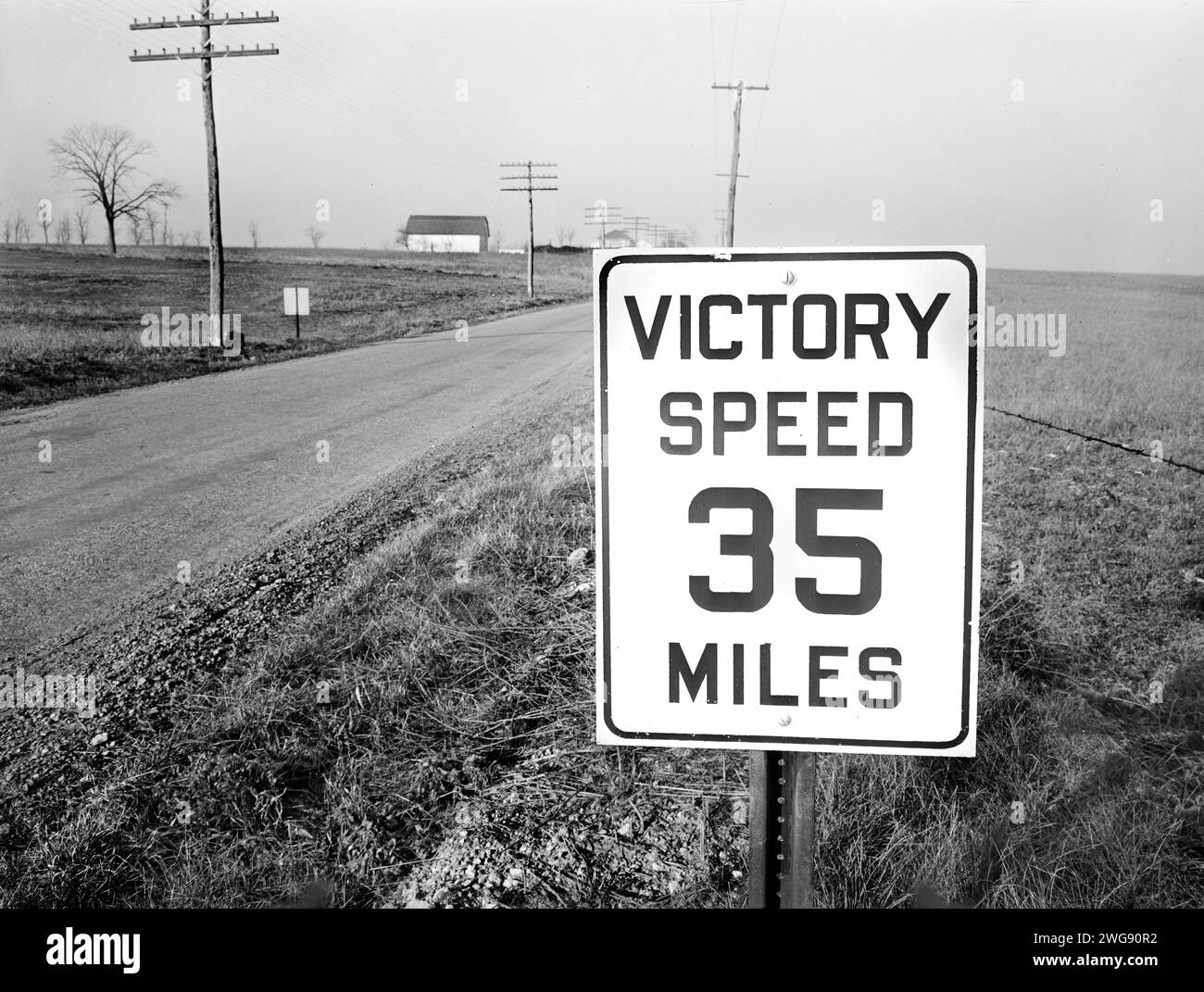 Speed sign on road between Lititz and Manheim, Pennsylvania, USA, Marjory Collins, U.S. Office of War Information, November 1942 Stock Photo