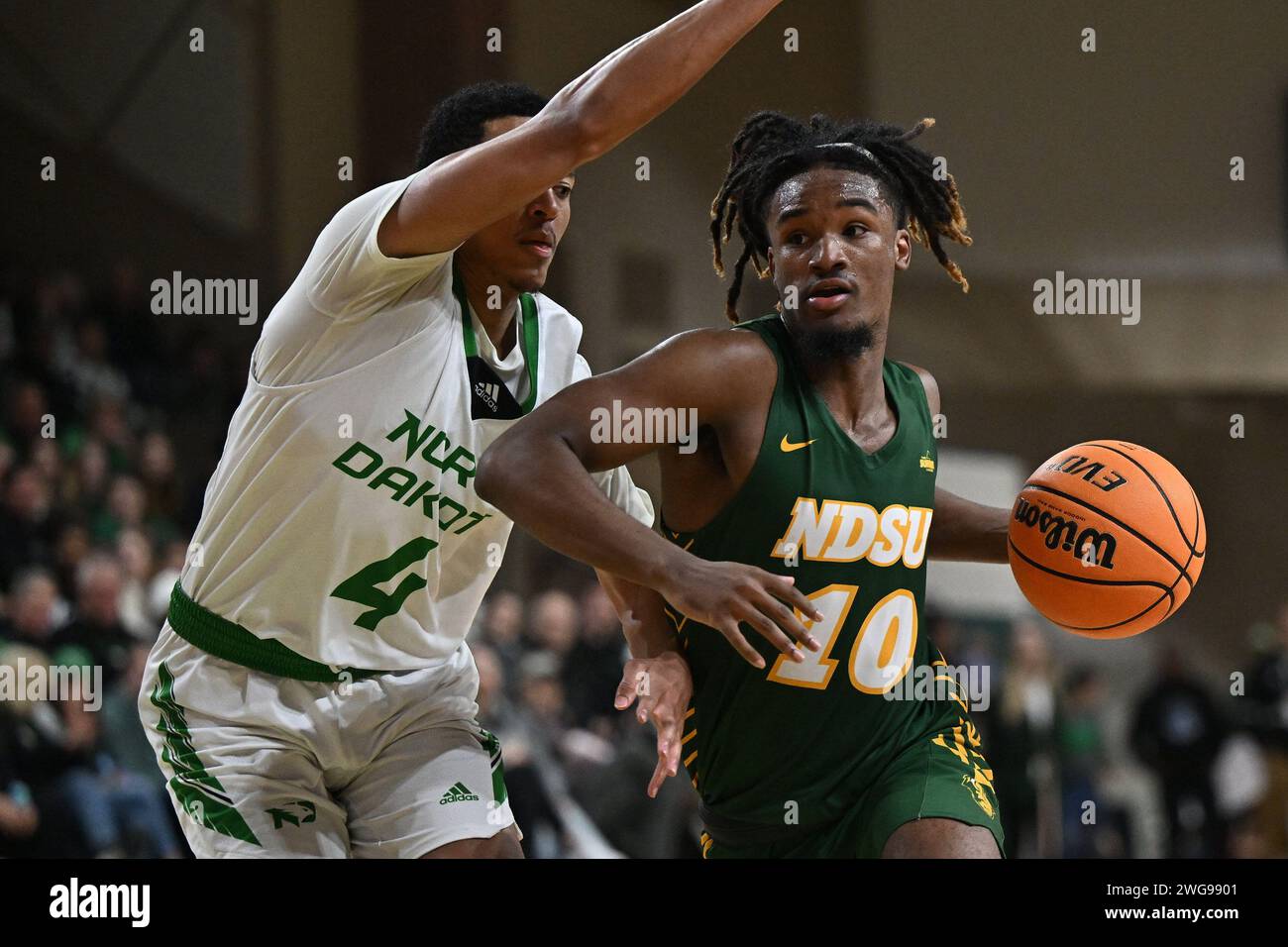 North Dakota State Bison guard Damari Wheeler-Thomas (10) drives to the basket during an NCAA men's Summit League basketball game between the North Dakota State Bison and the University of North Dakota Fighting Hawks at Betty Engelstad Sioux Center in Grand Forks, ND on Saturday, February 3, 2024. North Dakota won 60-58.Russell Hons/CSM (Credit Image: © Russell Hons/Cal Sport Media) Stock Photo