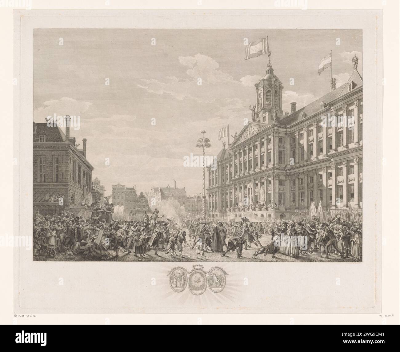 Alliantiegeest Op Dam, 1795, Reinier Vinkeles (I), After Jacques Kuyper, 1796 print The Alliance party on Dam Square in front of the Town Hall in Amsterdam, to celebrate the Alliance closed between the French and the Batavian Republic, 19 June 1795. Chaotic Festive, Central De Vrijheidsboom. In the caption the three oval medallions with allegorical representations that hung on the facade of the town hall. Amsterdam paper etching dancing around the tree of liberty. alliance, league, union, foedus Dam. City Hall of Amsterdam (1655-1808). Waag on Dam Square Stock Photo
