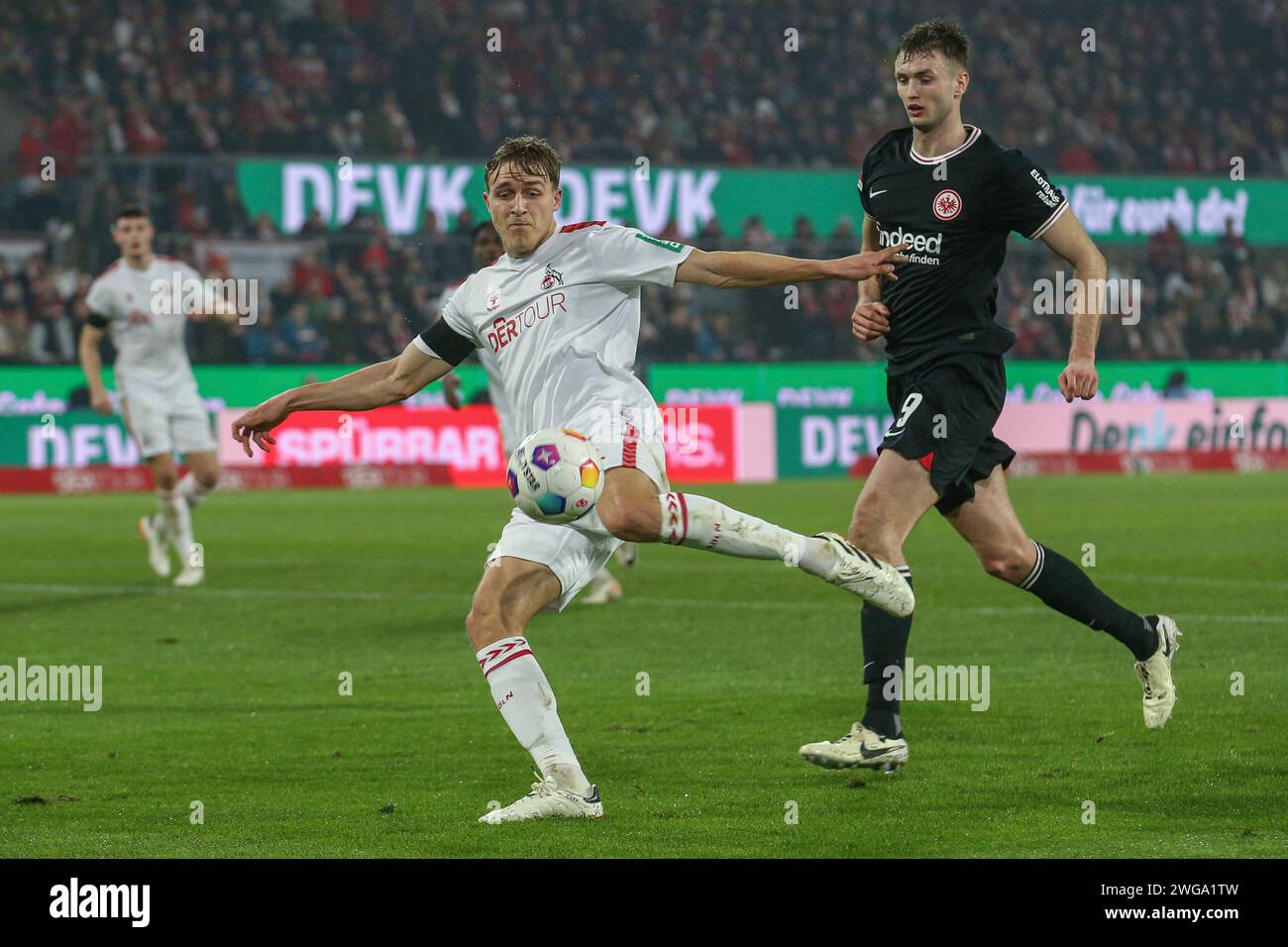 1. FC Köln - Eintracht Frankfurt am 03.02.2024 im RheinEnergieSTADION in Köln Timo Hübers/Huebers/Hubers (Koeln 4) mit einem Schuss, Sasa Kalajdzic (Frankfurt 9) schaut nur noch zu Foto: osnapix DFL regulations prohibit any use of photographs as image sequences and/or quasi-video Stock Photo