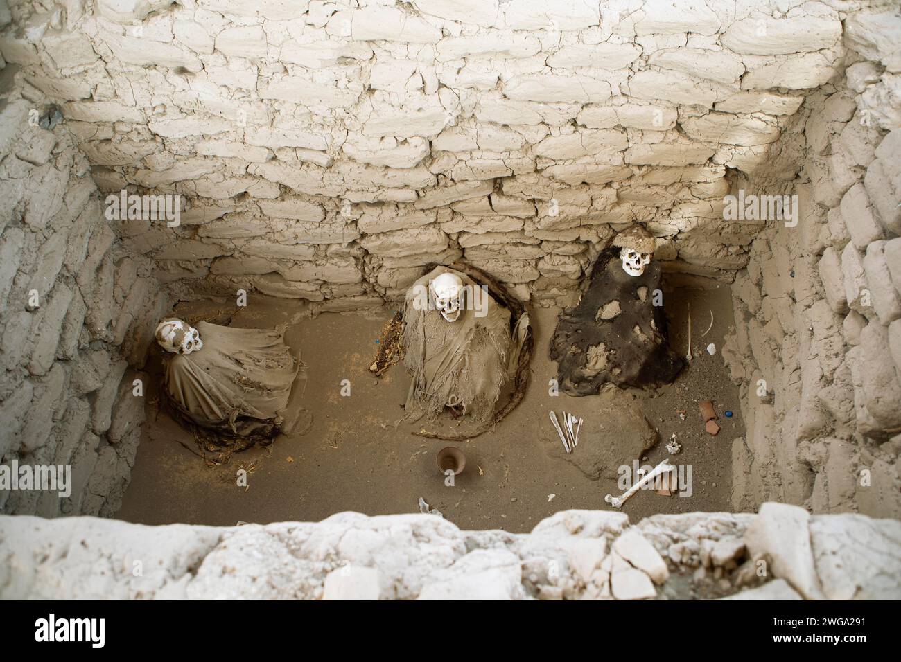 Skeletons at the Chauchilla burial ground or desert cemetery, Ica region, Nazca province, Peru Stock Photo