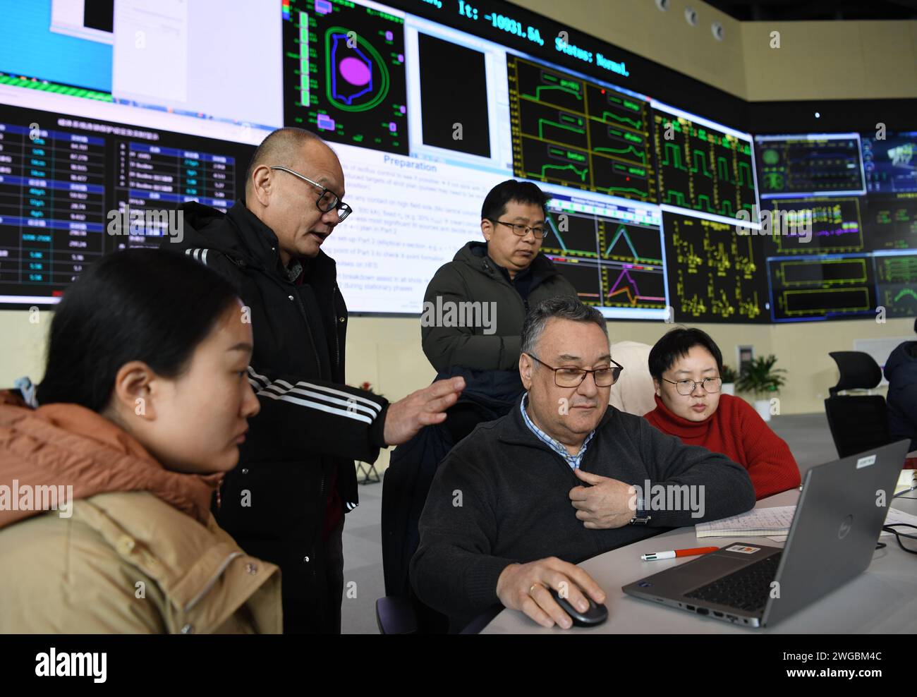 Hefei, China's Anhui Province. 24th Jan, 2024. Gong Xianzu (2nd, L), head of Division of EAST Physics and Experimental Operations, and his team members discuss experiment plans with an ITER researcher (2nd, R) in Hefei, east China's Anhui Province, Jan. 24, 2024. TO GO WITH 'China Focus: Int'l scientists conduct joint experiments with China's 'artificial sun' team' Credit: Zhang Duan/Xinhua/Alamy Live News Stock Photo