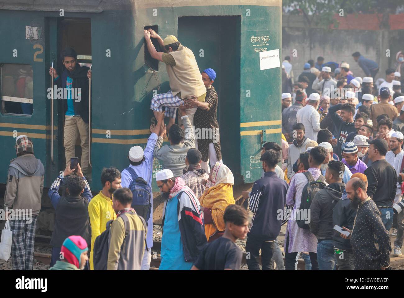 Tongi, Bangladesh. 04th Feb, 2024. February 4, 2024 - Tongi, Bangladesh - Muslim devotees try to catch an over-crowded train as they return home after a three-day World Congregation of Muslims, or Biswa Ijtema, on the banks of the River Turag just outside Dhaka, Bangladesh. The 1st phase of Biswa Ijtema ends today with Akheri Munajat, or the Final Prayer, and Muslim devotees from across the world participated in the second largest world congregation of Muslims. Photo by Suvra Kanti Das/ABACAPRESS.COM Credit: Abaca Press/Alamy Live News Stock Photo