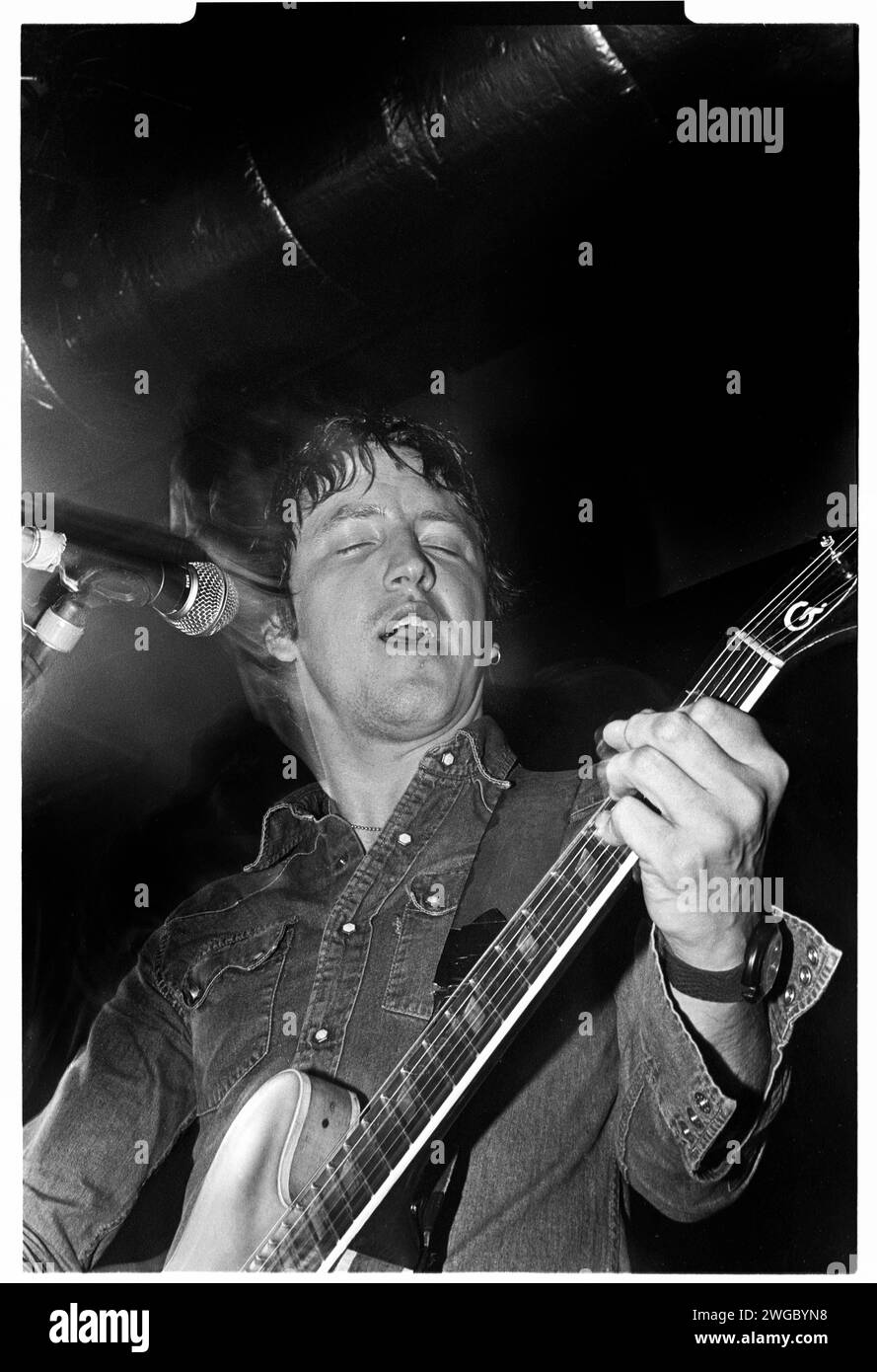 GEM ARCHER, HEAVY STEREO, 1995: A young Gem Archer of the rock band Heavy Stereo playing at Cardiff University Terminal in Cardiff, Wales on 22 October 1995. Photo: Rob Watkins. INFO: Heavy Stereo, a British rock band formed in the '90s, was fronted by Gem Archer. Blending rock and pop influences, their sound showcased a vibrant energy. Despite a brief tenure, their contribution to the Britpop era was significant. Stock Photo