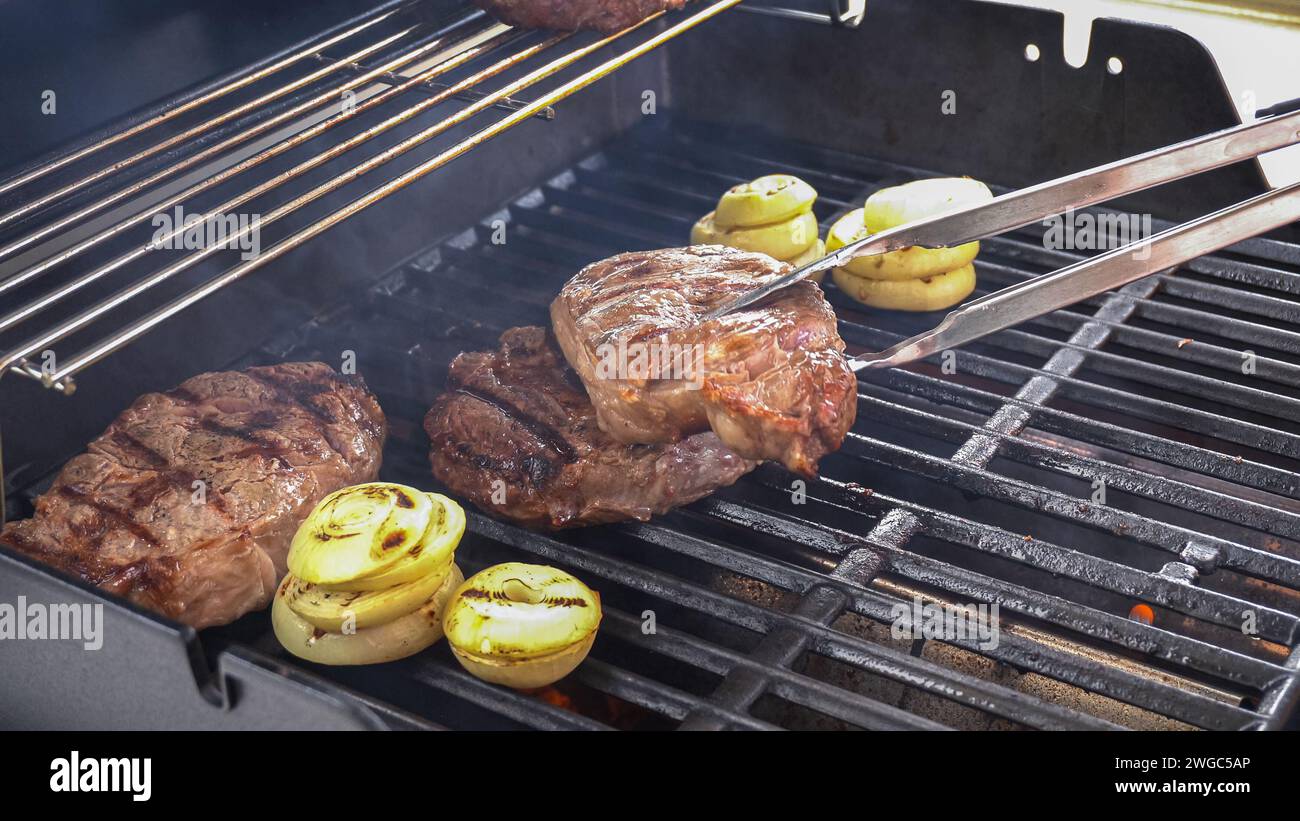 Two burner gas grill hi-res stock photography and images - Alamy