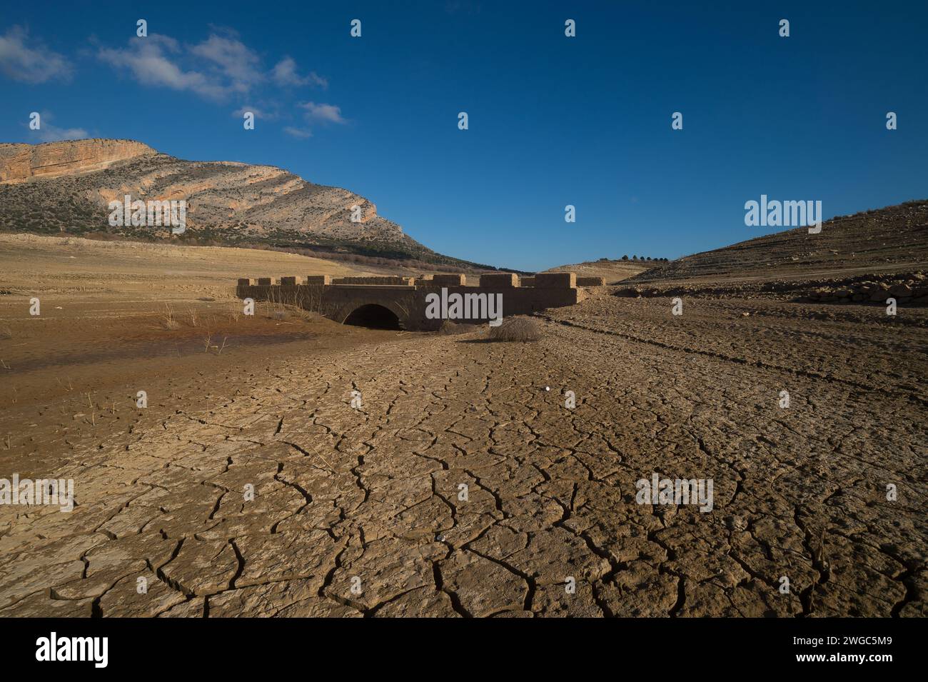 An old bridge, part of rests of the disappear village of Penarrubia, is visible in the Guadalteba reservoir due to low water levels, amid the severe drought in Andalusia. Andalusia's reservoirs are at minimum levels as a result of the severe drought in Spain due to the lack of rainfall in recent years. The Andalusian Government has taken measures to limit the amount of water used in some Andalusian villages and is preparing to allow ports to receive ships loaded with water from other countries to help replenish the reserves. (Photo by Jesus Merida/SOPA Images/Sipa USA) Stock Photo