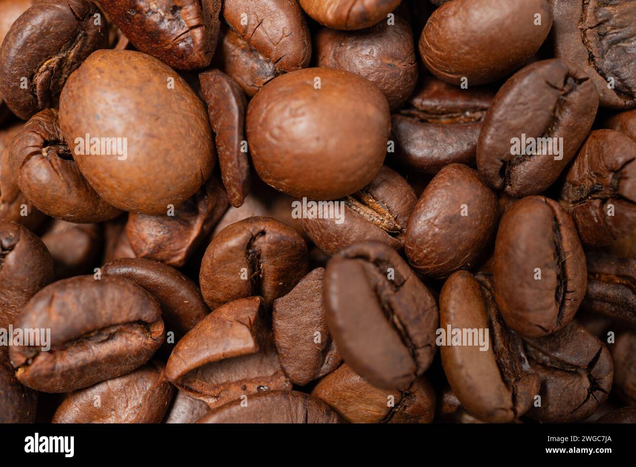 , Food, 04.02.2024,  Detailreiche Makroaufnahme von gerösteten Kaffeebohnen, die eine lebendige Textur und Tiefe vermittelt, ideal für Inhalte rund um Stock Photo