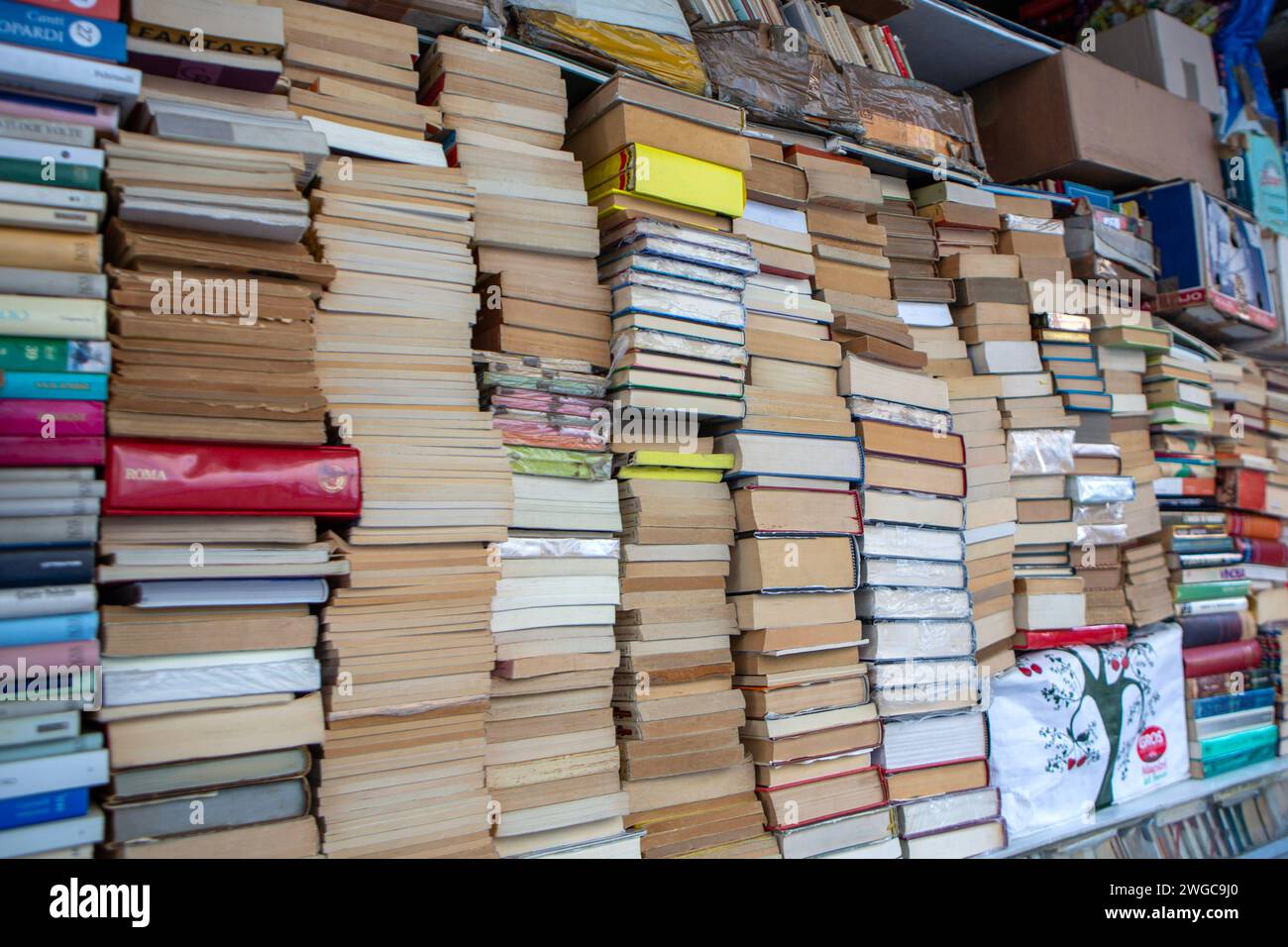 Bücher sind auf einem Trödemarkt in Rom  Italien  gestapelt. Rom *** Books are piled up at a junk market in Rome Italy Rome Stock Photo