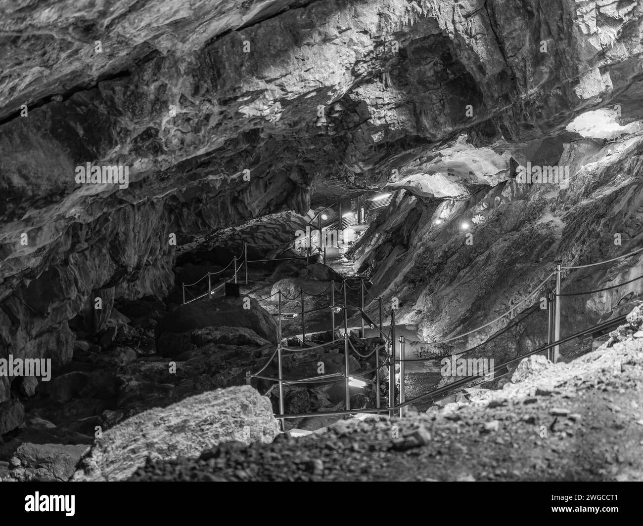 las-g-ixas-cave-villan-a-pyrenees-huesca-aragon-spain-cave-that
