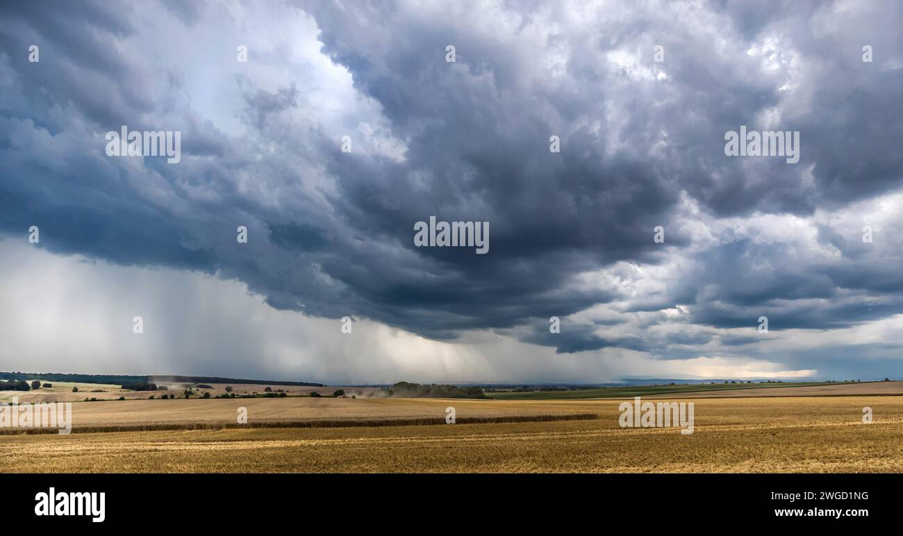 Dunkle Wolken über einer flachen Landschaft Stock Photo