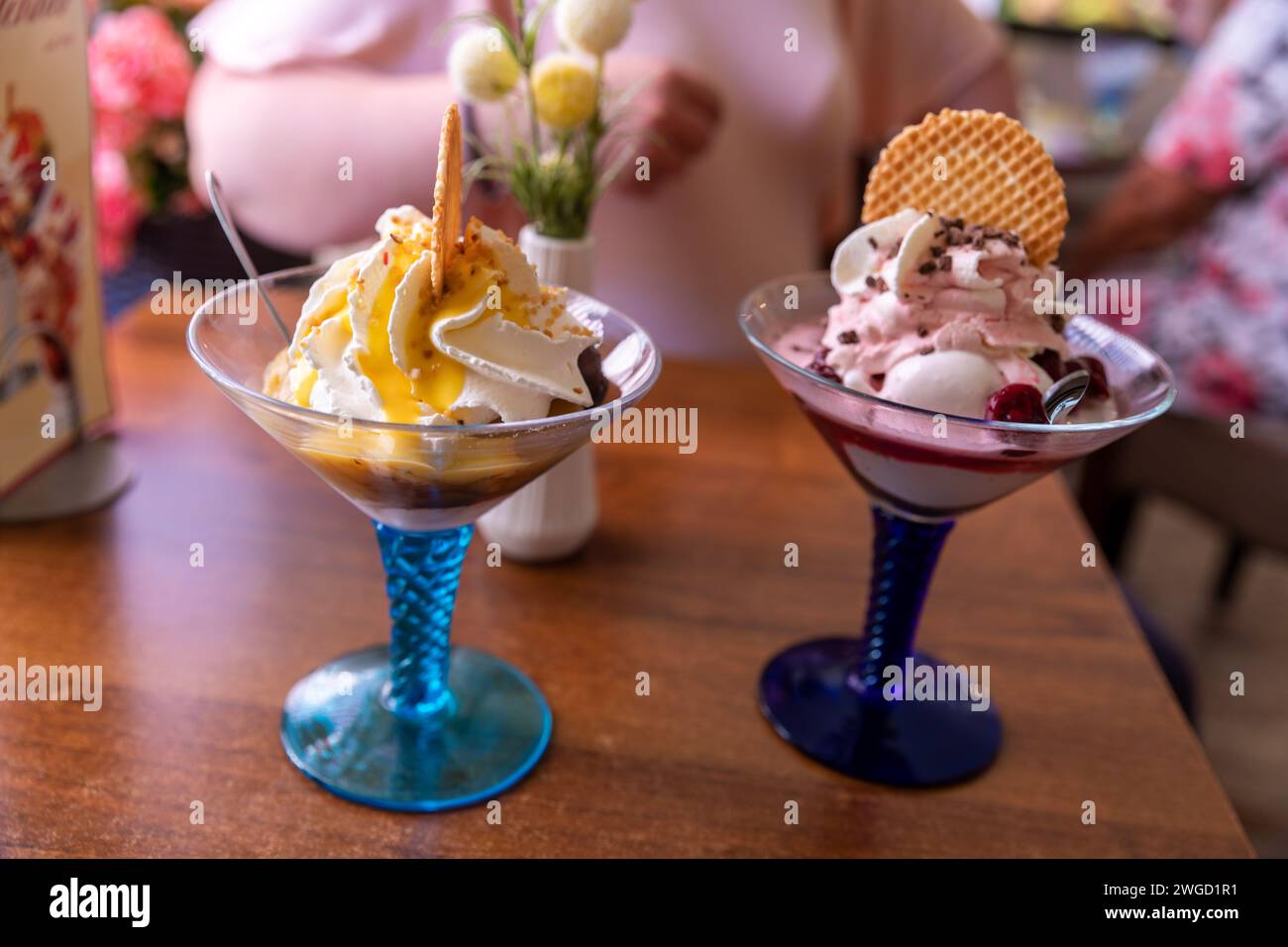 Eisbecher mit Früchten, Keks und Sahne Stock Photo