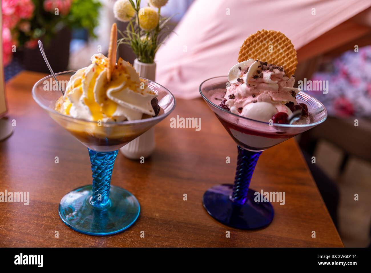 Eisbecher mit Früchten, Keks und Sahne Stock Photo - Alamy