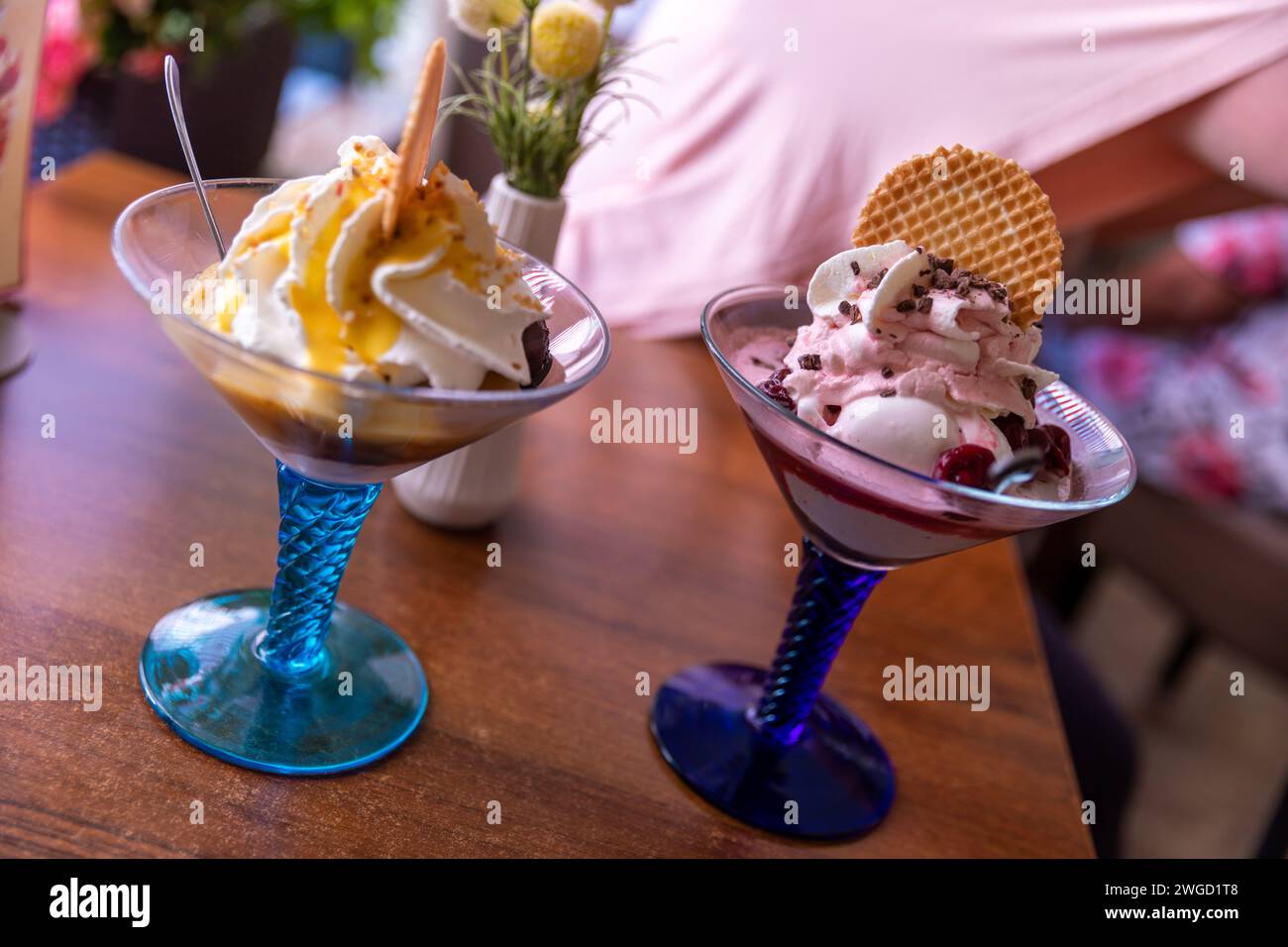 Eisbecher mit Früchten, Keks und Sahne Stock Photo