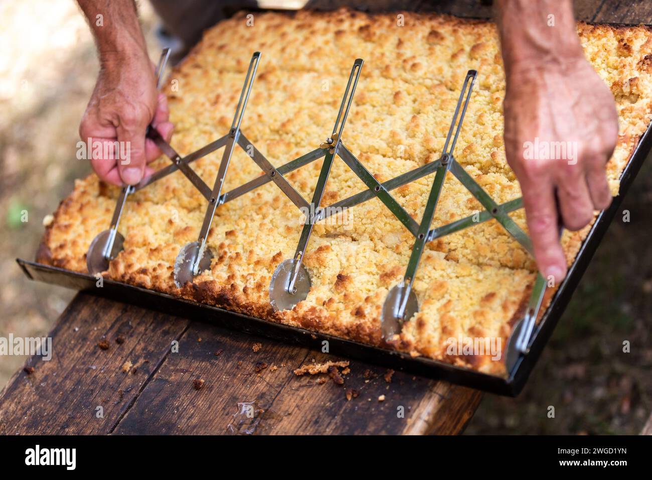 Kuchen auf dem Blech in vier Teile teilen Stock Photo - Alamy