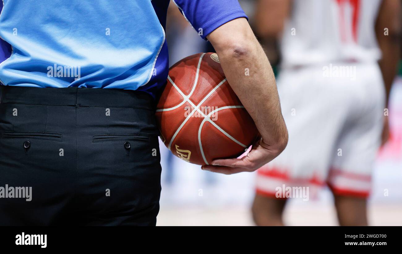 04.02.2024, Basketball Loewen Braunschweig vs. Wuerzburg Baskets, easyCredit BBL, 19. Spieltag, Deutschland, Braunschweig, Volkswagen Halle Braunschweig, Im Bild: Der Schiedsrichter mit dem Spielball Stock Photo