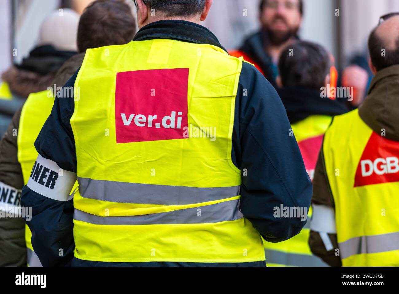 Augsburg, Bavaria, Germany - February 3, 2024: Demonstrator wearing a high-visibility vest with the ver.di logo at a demonstration *** Demonstrant mit einer Warnweste mit dem ver.di Logo bei einer Demo Stock Photo