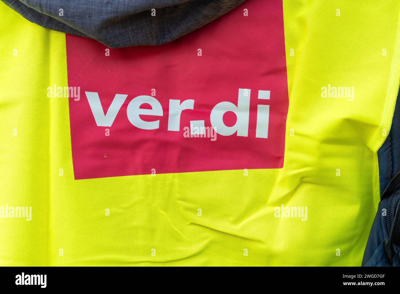 Augsburg, Bavaria, Germany - February 3, 2024: Demonstrator wearing a high-visibility vest with the ver.di logo at a demonstration *** Demonstrant mit einer Warnweste mit dem ver.di Logo bei einer Demo Stock Photo