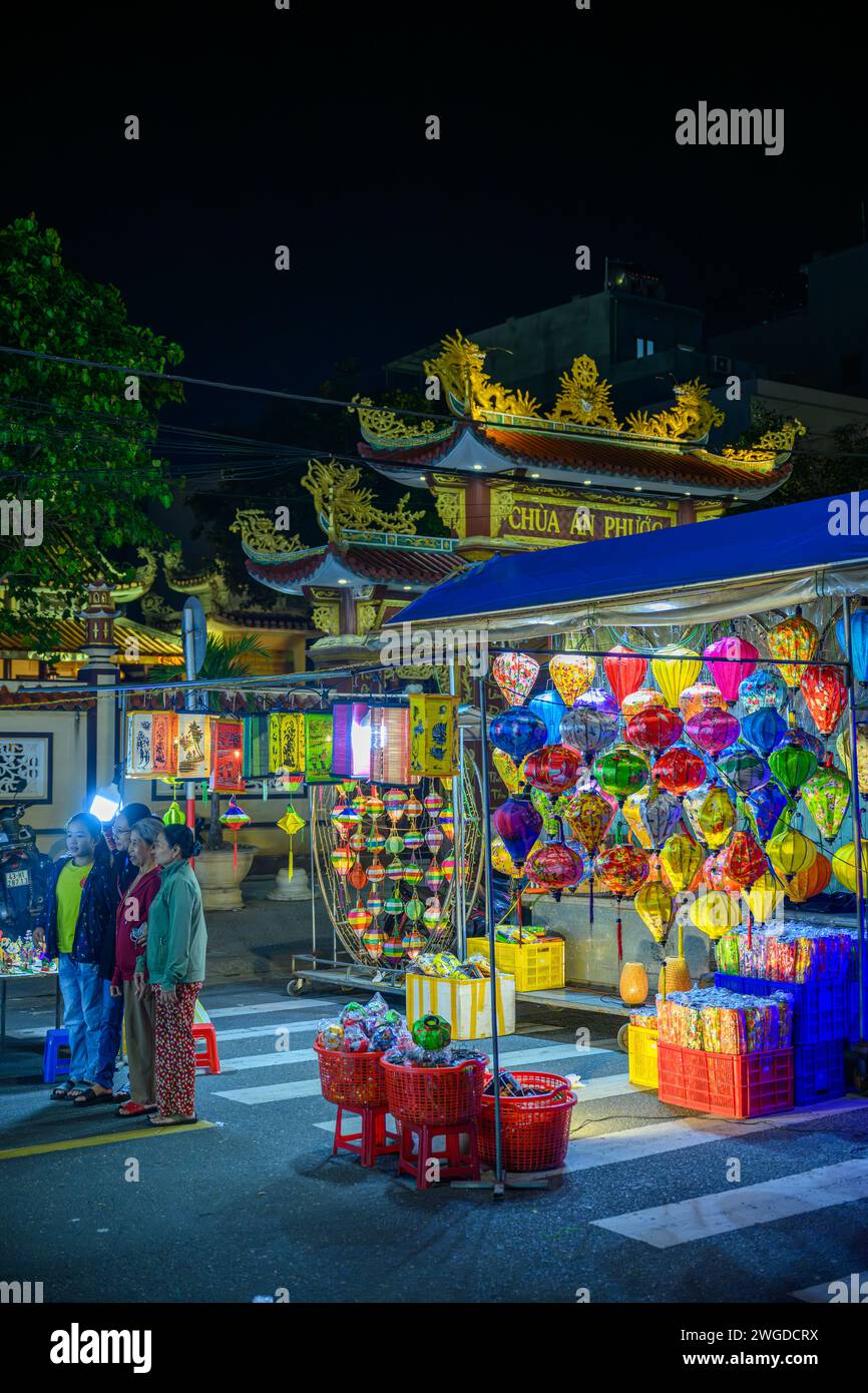Street vendors at the Son Tra Night Market, Da Nang, Vietnam Stock Photo