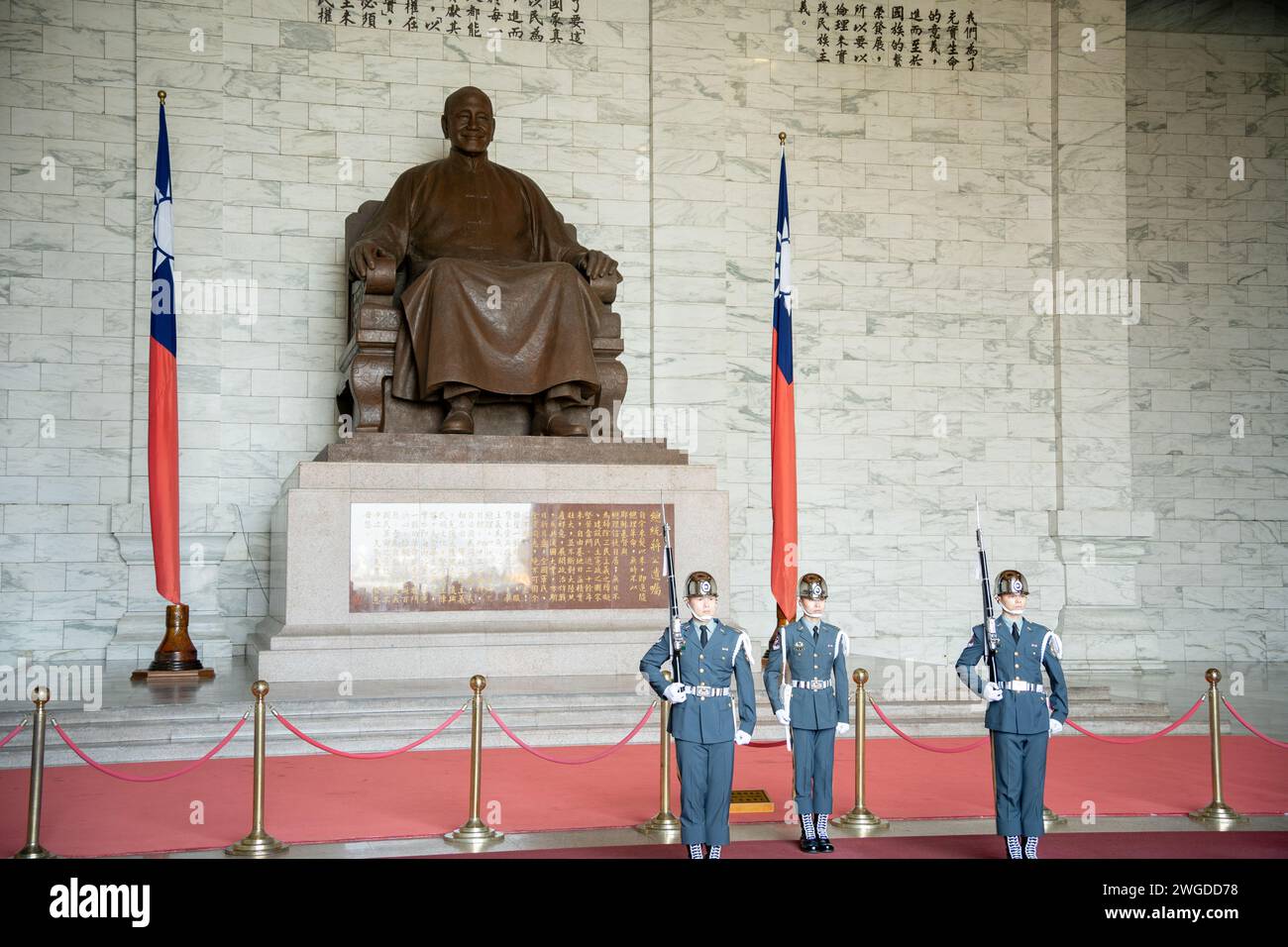 Soldiers guarding Chiang Kai-shek Memorial Hall with his statue behind them, Taipei, Taiwan Stock Photo